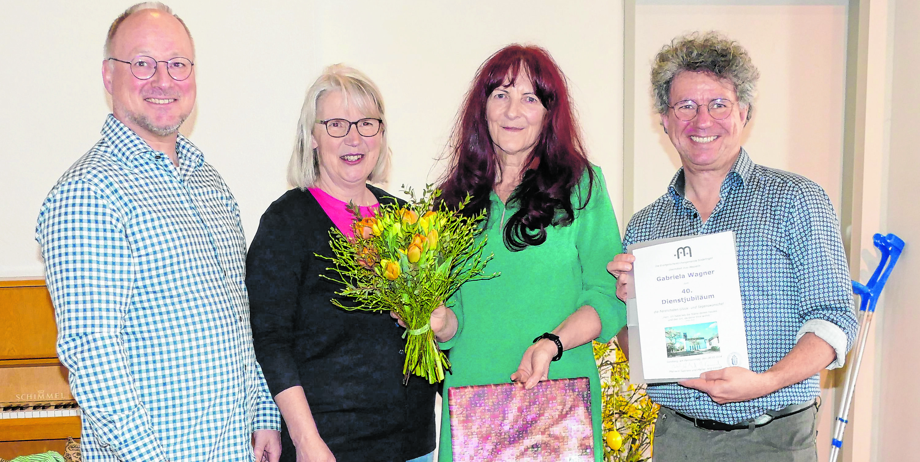 Auf dem Foto (von links): Kirchengemeinderat Christoph Natzschka, Kirchengemeinderätin Petra Ländner, Gabriela Wagner und Pfarrer Dr. Jörg Conrad mit der Urkunde der Martinsgemeinde.