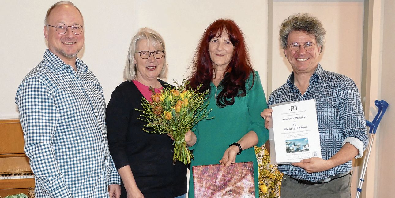 Auf dem Foto (von links): Kirchengemeinderat Christoph Natzschka, Kirchengemeinderätin Petra Ländner, Gabriela Wagner und Pfarrer Dr. Jörg Conrad mit der Urkunde der Martinsgemeinde.
