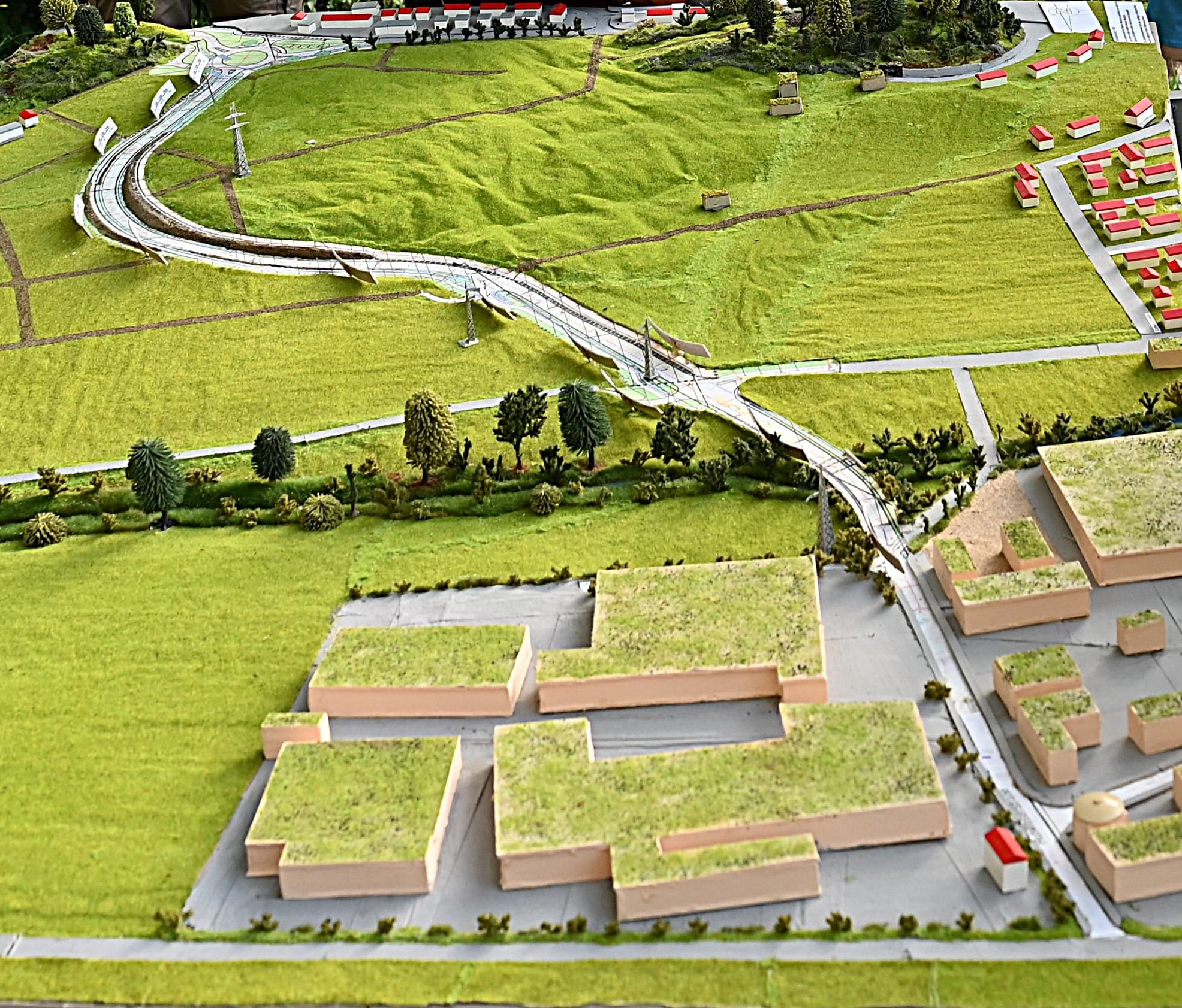 Die Magstadter Osttangente (hier im Modell) soll das Gewerbegebiet Ost (Hölzertal-Straße/Neue Stuttgarter Straße am unteren Bildrand) mit der Alten Stuttgarter Straße (links oben) verbinden. Aus dem Ort heraus wird auch die Oswaldstraße (Bildmitte) zur Osttangente führen. Auf der anderen Seite der Straße dient sie dann als Feldweg der Erschließung der Grundstücke im Hölzertal.