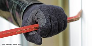 Die Täter erbeuteten Schmuck.