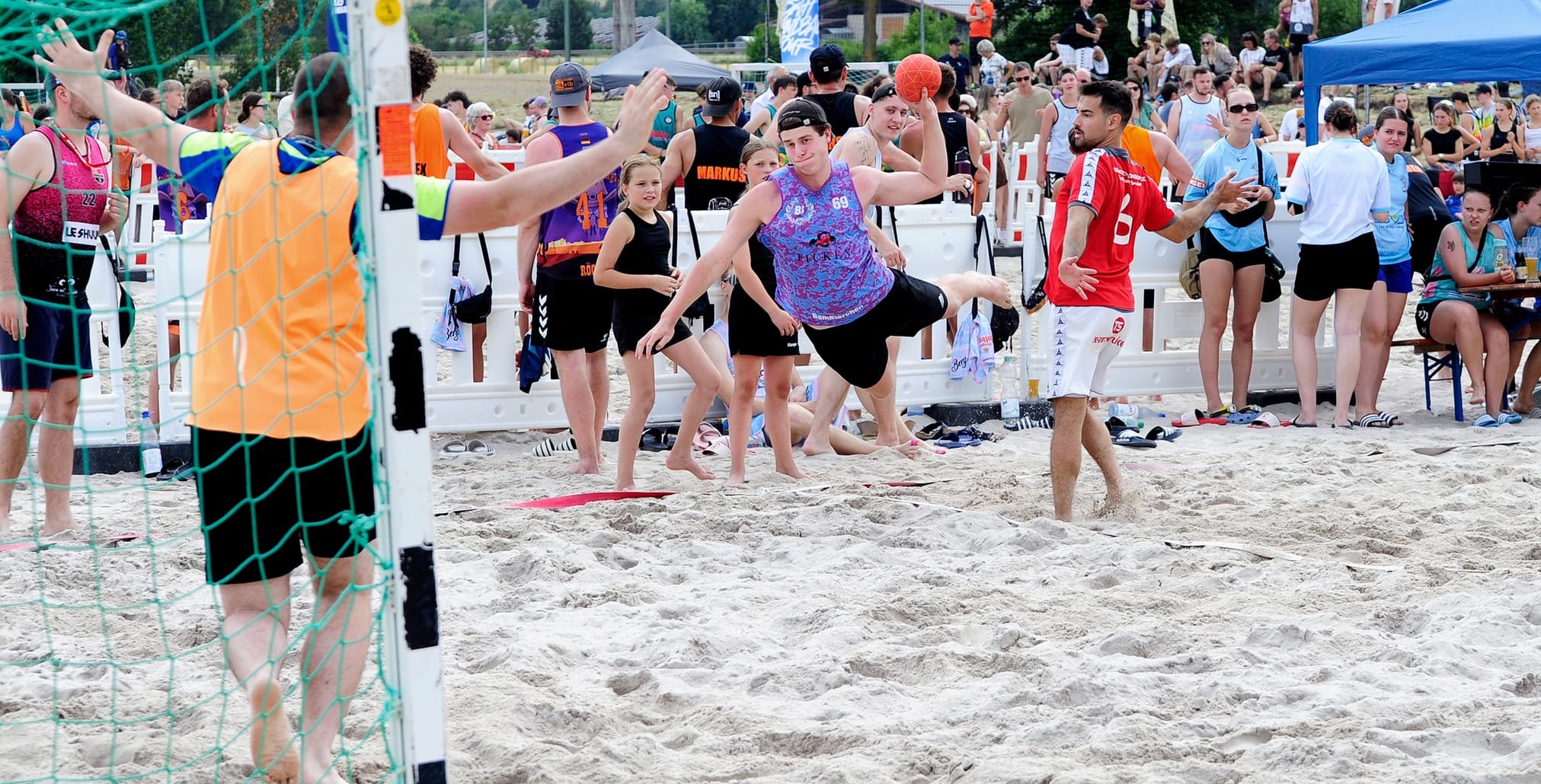 Beim Renninger Beachhandball sind die Fans hautnah dabei. Am Kommenden Wochenende spielt die Jugend. Bild: photostampe