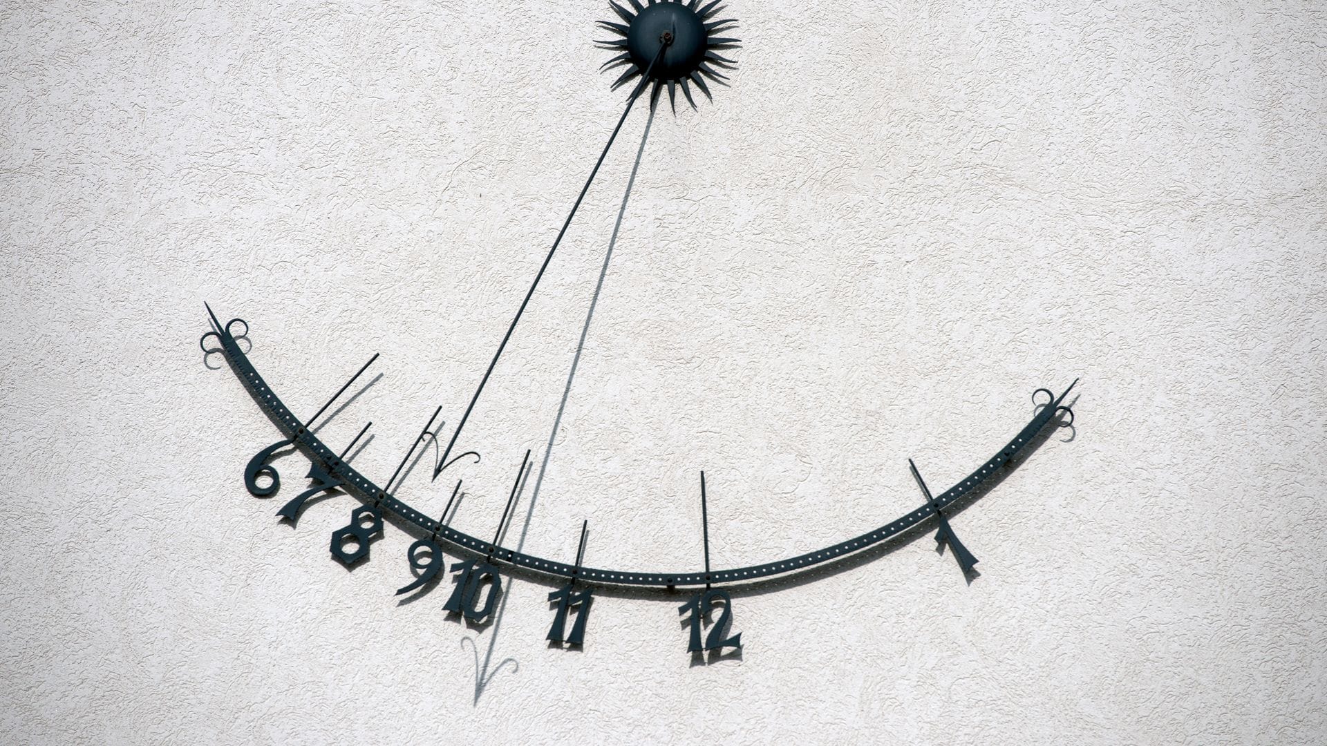 Sonnenuhr und Armbanduhr zeigen nicht exakt dieselbe Zeit. (Archivbild)