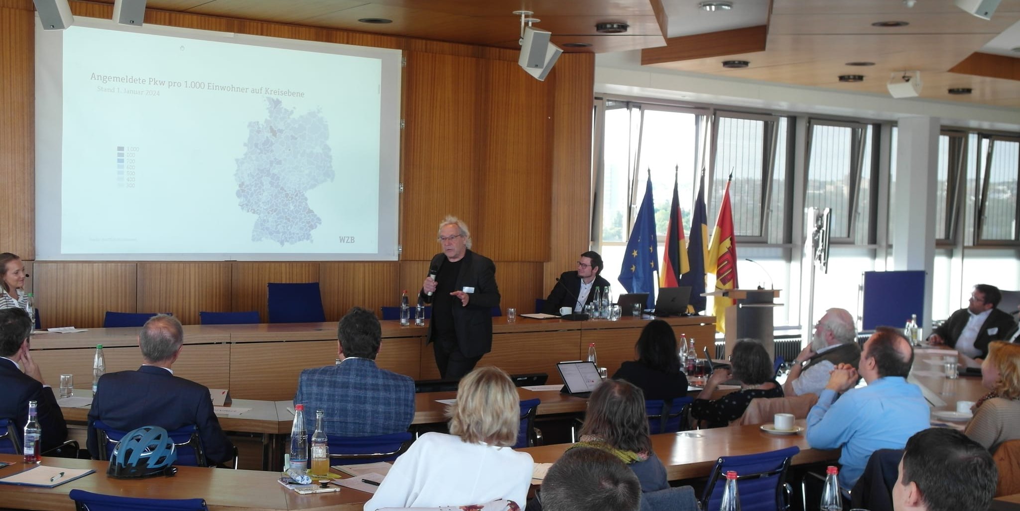 Bei der siebten Mobilitätskonferenz im Landratsamt Böblingen hat Prof. Andreas Knie vom Berliner „Wissenschaftszentrum für Sozialforschung“ für einen Wandel in der Verkehrspolitik plädiert.