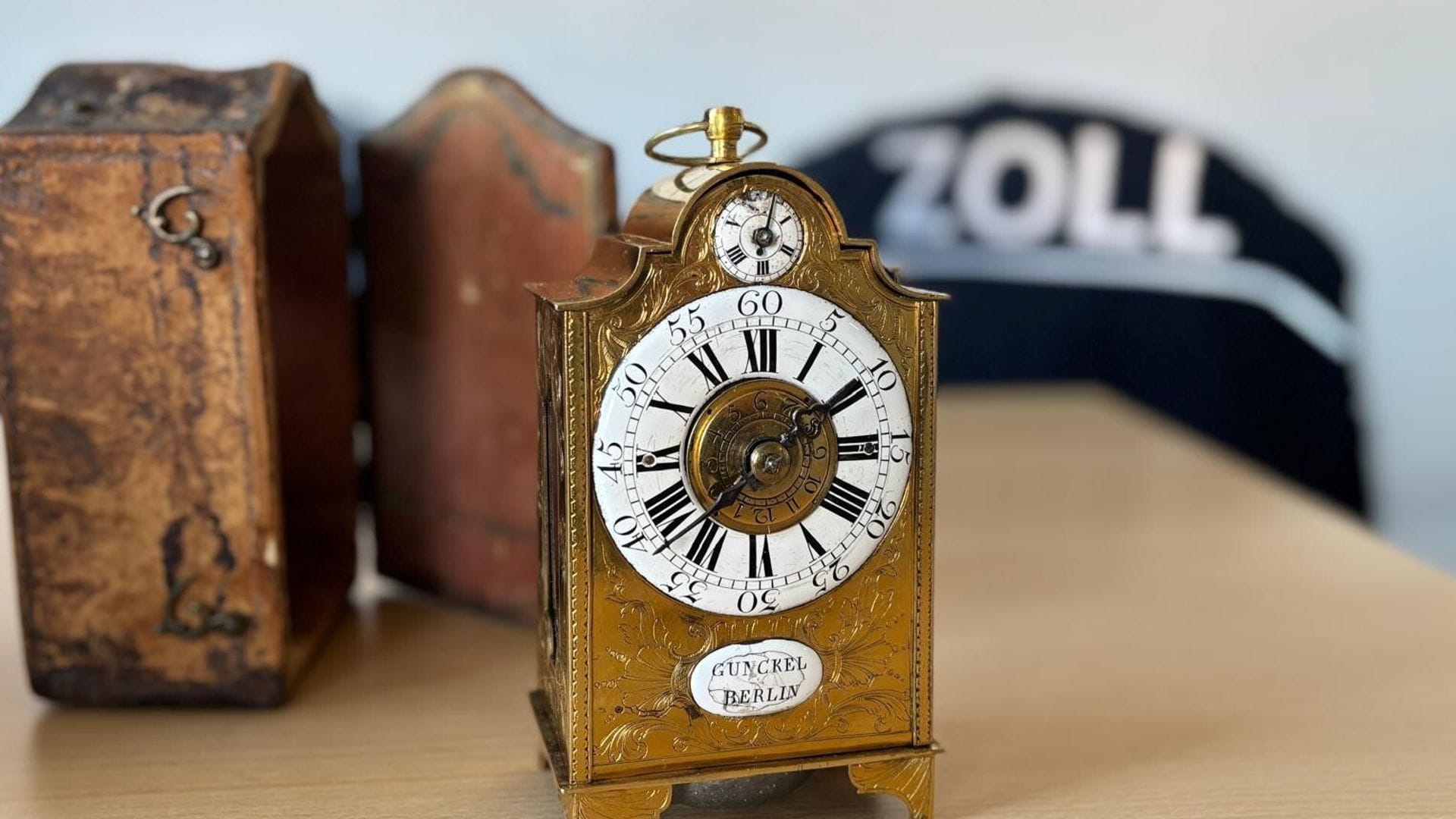 Zollbeamte entdeckten eine teure, antike Uhr.
