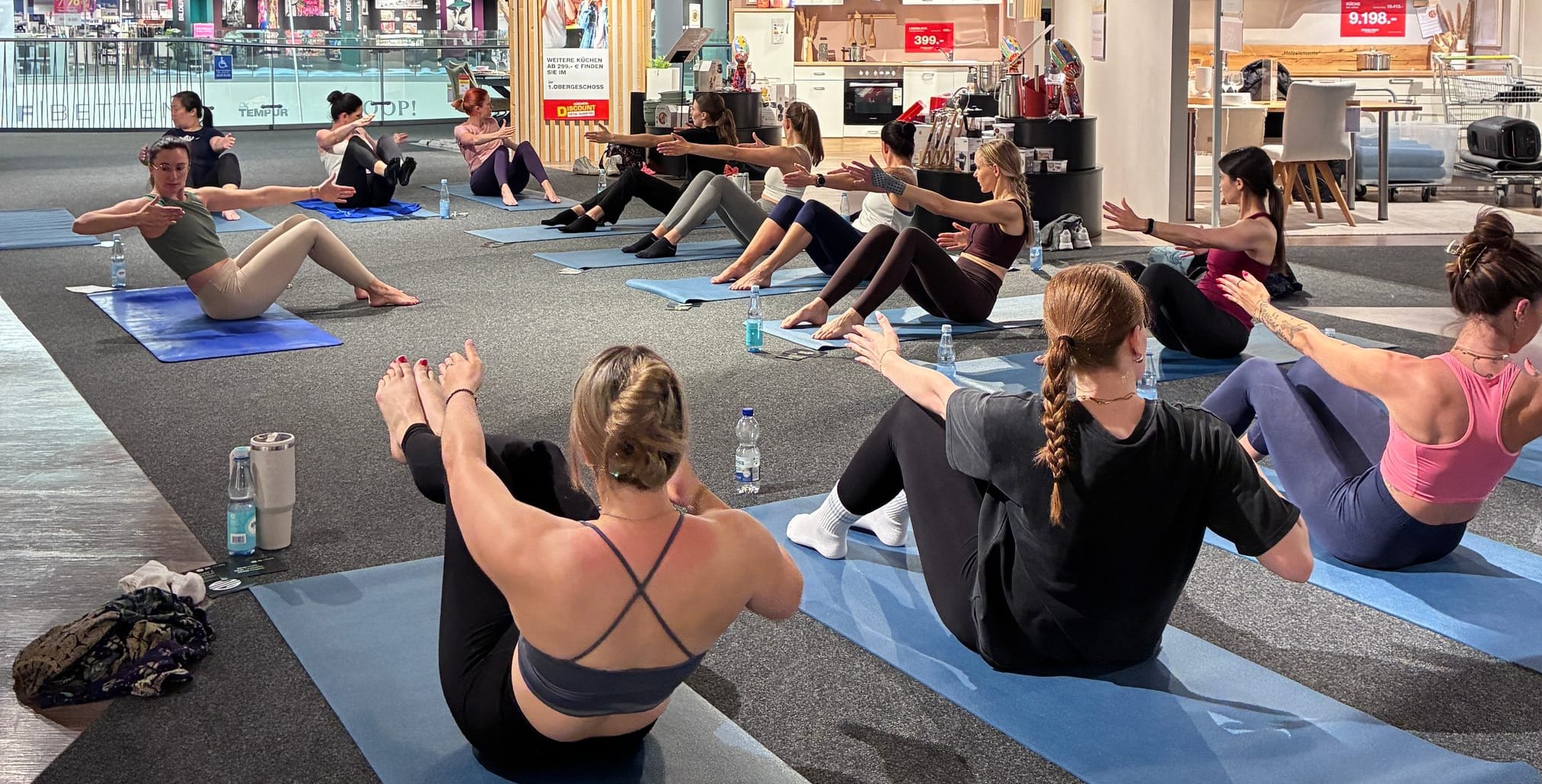 Ungewöhnliche Aussicht beim Pilates. Das gibt es im Erlebnis-Wohnzentrum Hofmeister in Sindelfingen.