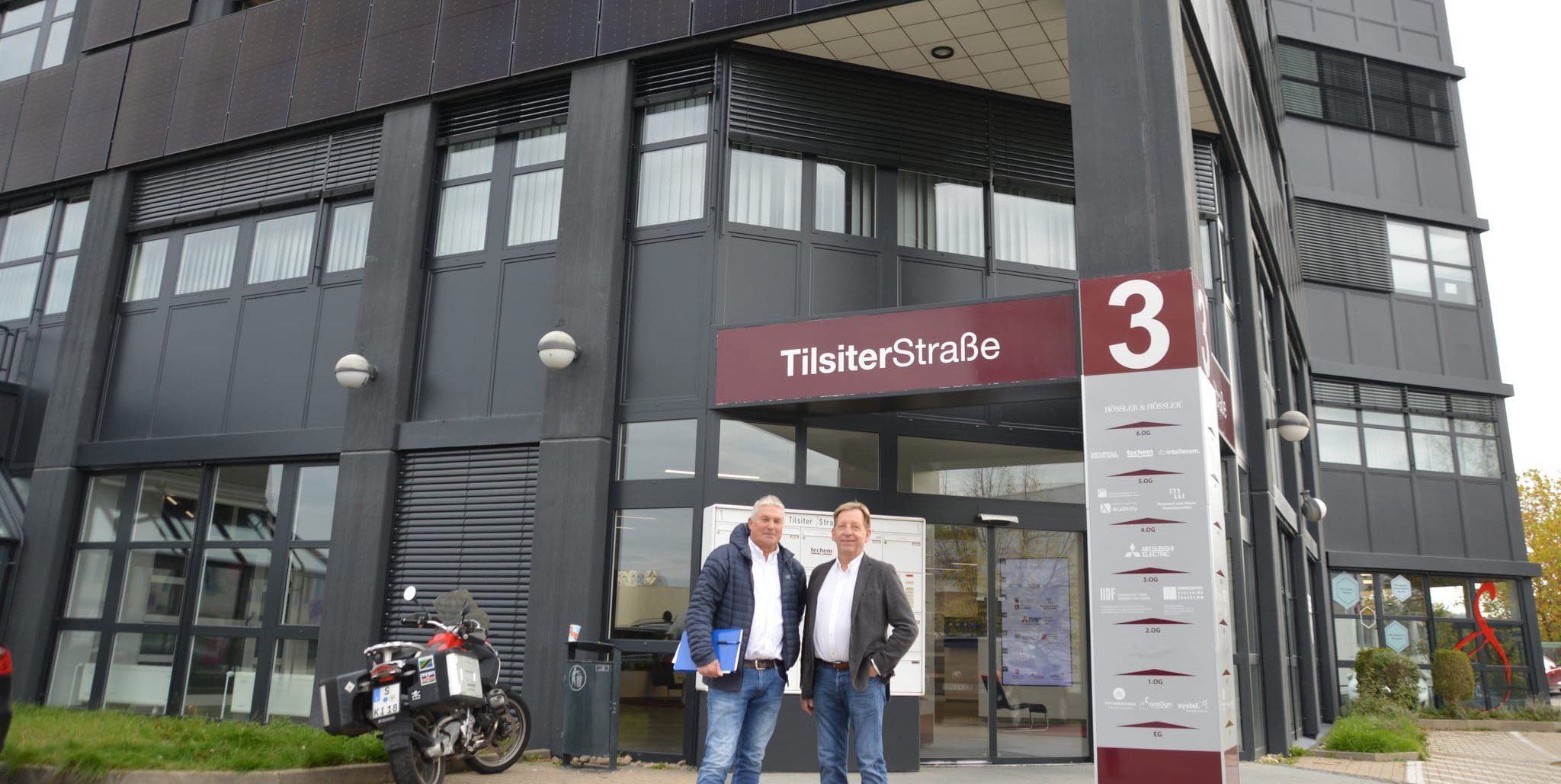 Herbert Finck (links) und Hans-Werner Petrak vor dem Bürogebäude in der Tilsiter Straße 3 in Sindelfingen.