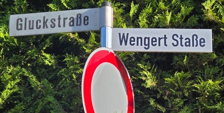 Links das fehlerhafte, rechts das korrigierte Schild.