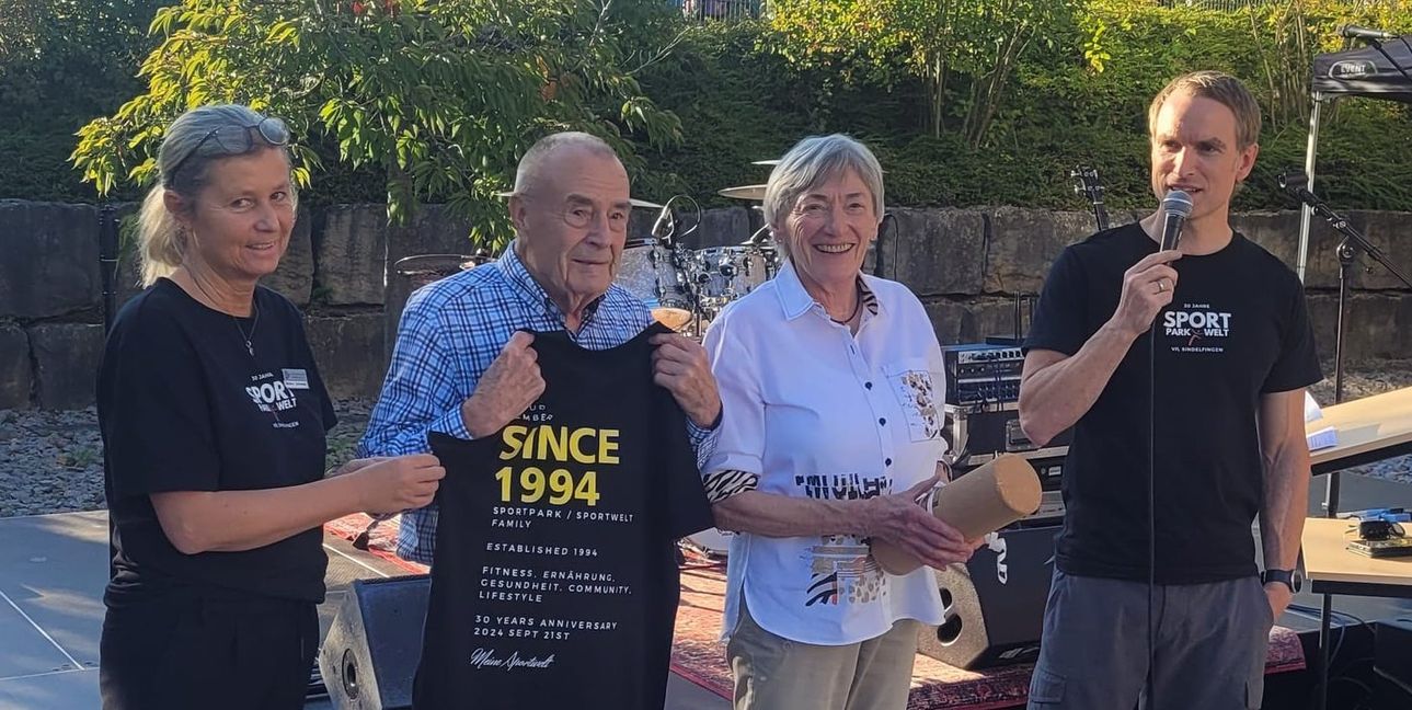 Auf dem Bild sind die beiden Anwesenden Marianne Labatzke und Heinz Hornikel in der Mitte zu sehen. Zudem Monika Schreiber (Studioleiterin der ersten Jahre und heutige Bereichsleitung Kurskoordination) und Andreas Hagedorn (stellvertretender Geschäftsführer).