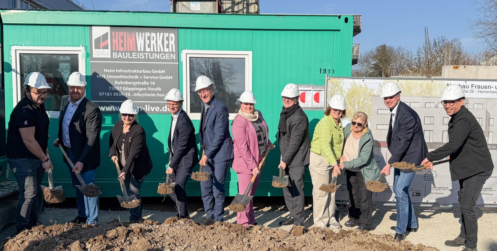 Mahis Sezer (Heim Infrastrukturbau), Jörg Aichele (Technischer Betriebsleiter Gebäudemanagement Kreis Böblingen, Melitta Thies (Gleichstellungsbeauftragte Landkreis Böblingen), Oberbürgermeister Nico Reith, Herrenberg, Landrat Roland Bernhard, Lisa Artschwager (Geschäftsführerin Waldhaus), Sozialminister Manfred Lucha, Monika Becker (Leitung Fachberatungsstellen AMILA und thamar), Hannelore Rößler (Vorstand Frauen helfen Frauen Kreis Böblingen), Philipp Löffler (Geschäftsführer Waldhaus), Prof. Dipl. Arch. ETH Sascha Luppld (LP&H-achitekten(von links). 	Bild: z