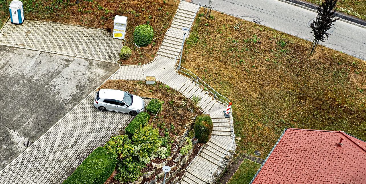 Die Treppe ins Bürgerhaus in Dachtel muss dringend saniert werden.