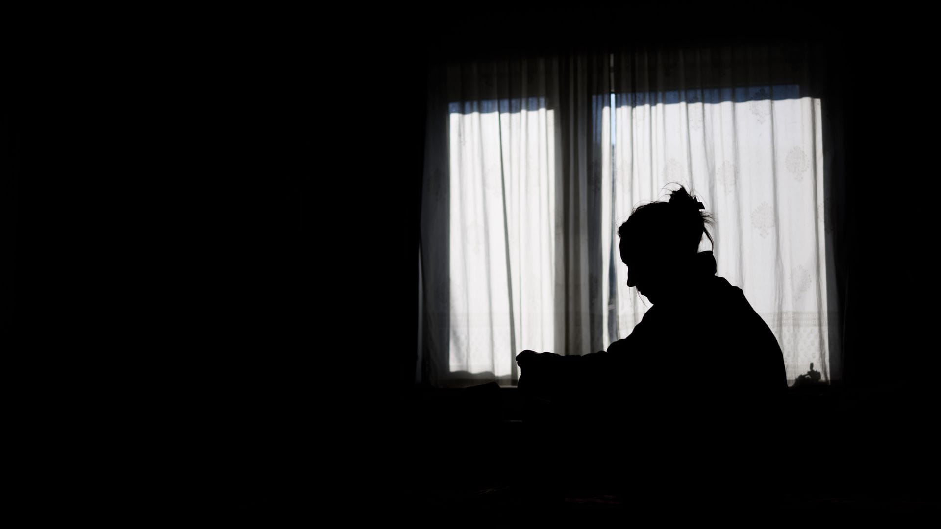 Wer die Auslöser für den eigenen Stress kennt, kann eher priorisieren, konkrete Pläne und Listen erstellen. Dies stärke langfristig auch das Gefühl von Selbstwirksamkeit und damit die Widerstandsfähigkeit.