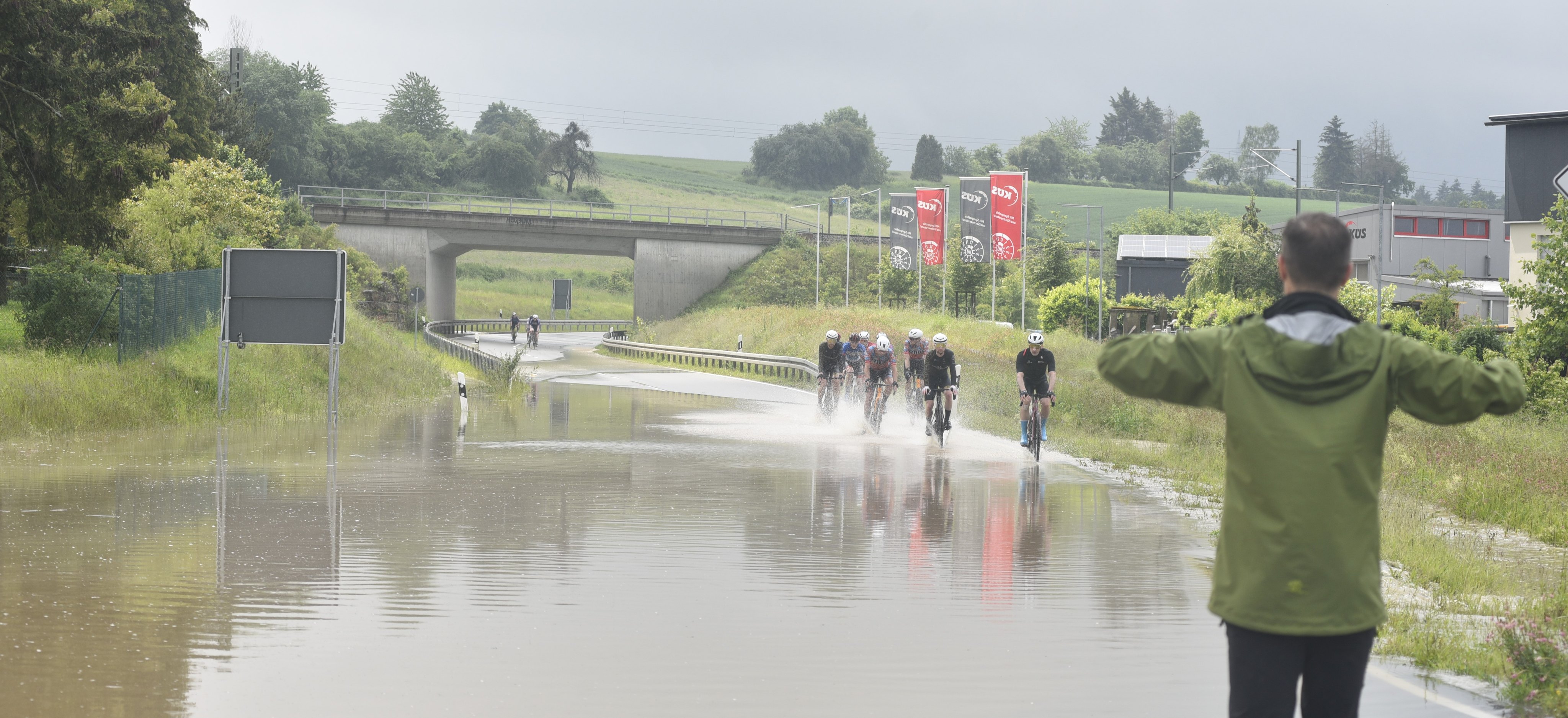 Hochwasser auf der Magstadter Südtangente zwischen Bahnlinie und Abzweigung der Gottlieb-Daimler-Straße sorgte am Sonntagnachmittag für das Aus der Stuttgarter Race Days.