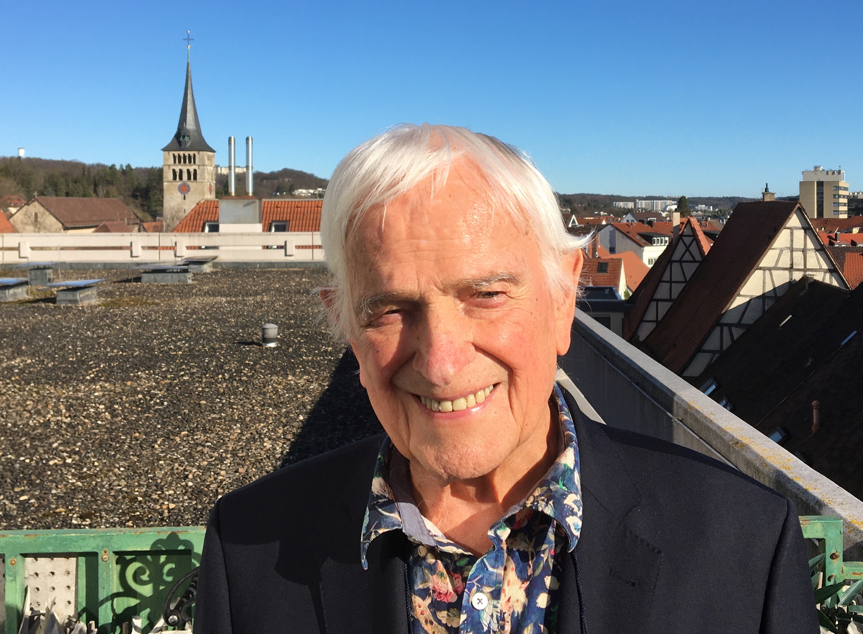Friedrich Fausten auf seiner Terrasse mit Blick auf die Martinskirche.