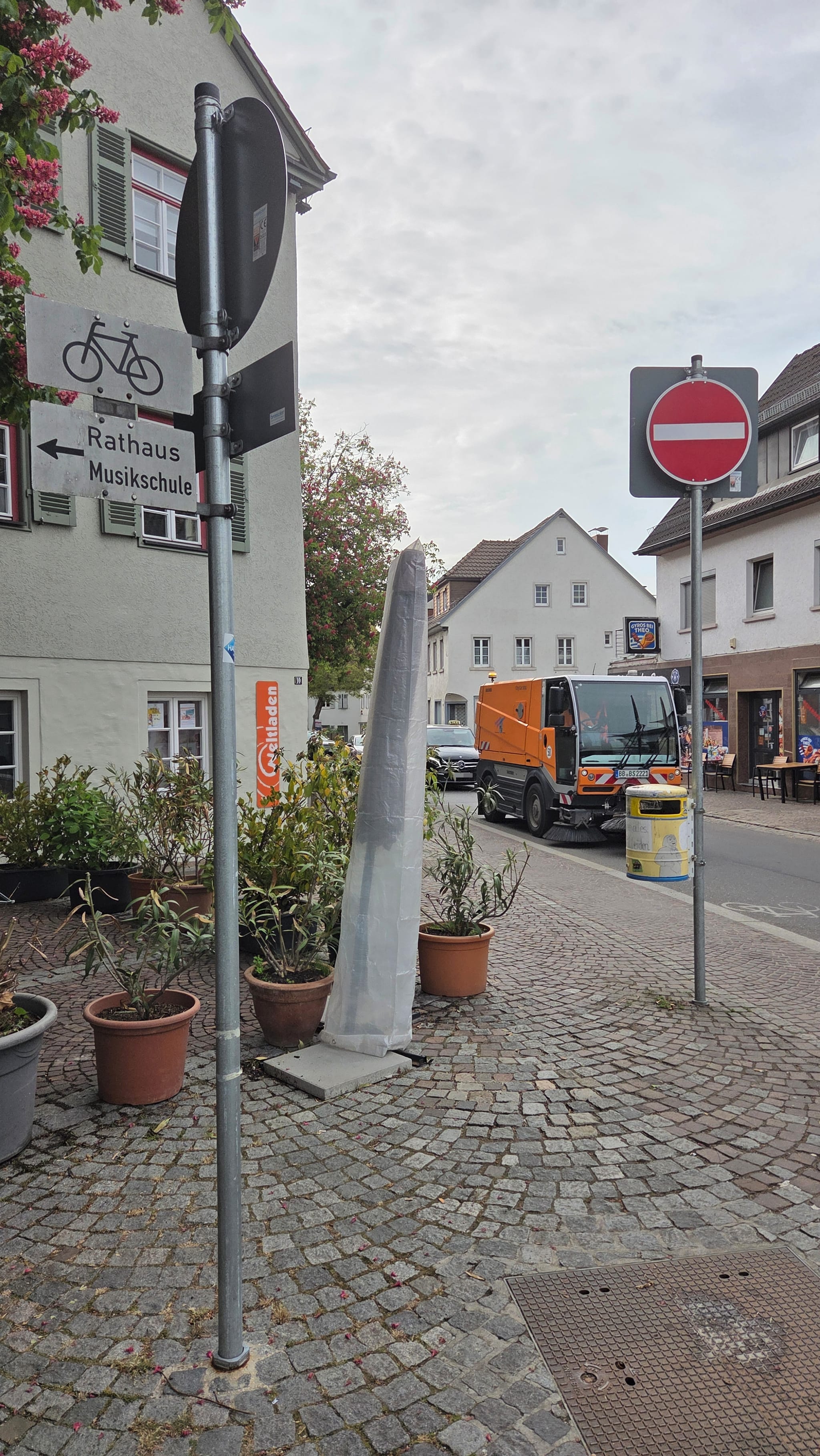 Wer Straßenschilder liest, ist im Vorteil: Fahrradfahrer dürfen die Ziegelstraße nicht runterfahren.