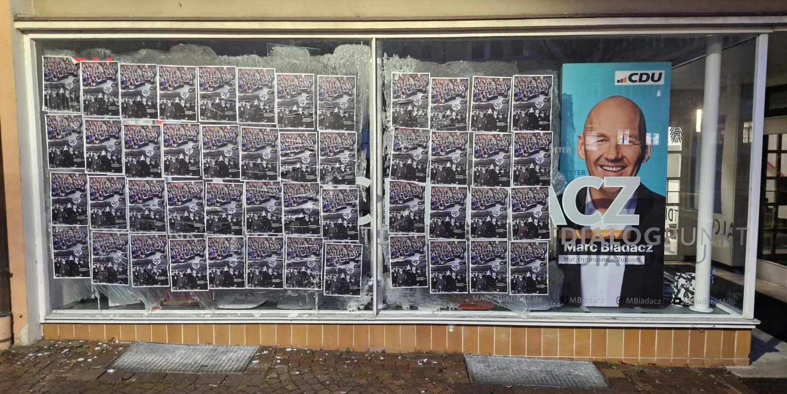 Die Fensterfront auf dem Marktplatz wurde mit Nazi-Vergleichen plakatiert.