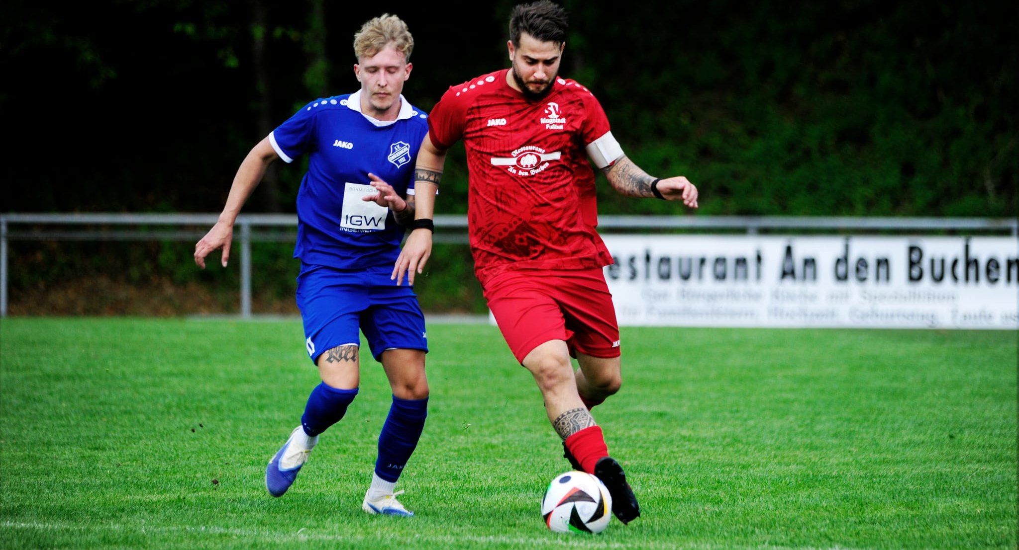 Magstadts Christian Schwarz (rotes Trikot) schirmt den Ball ab.