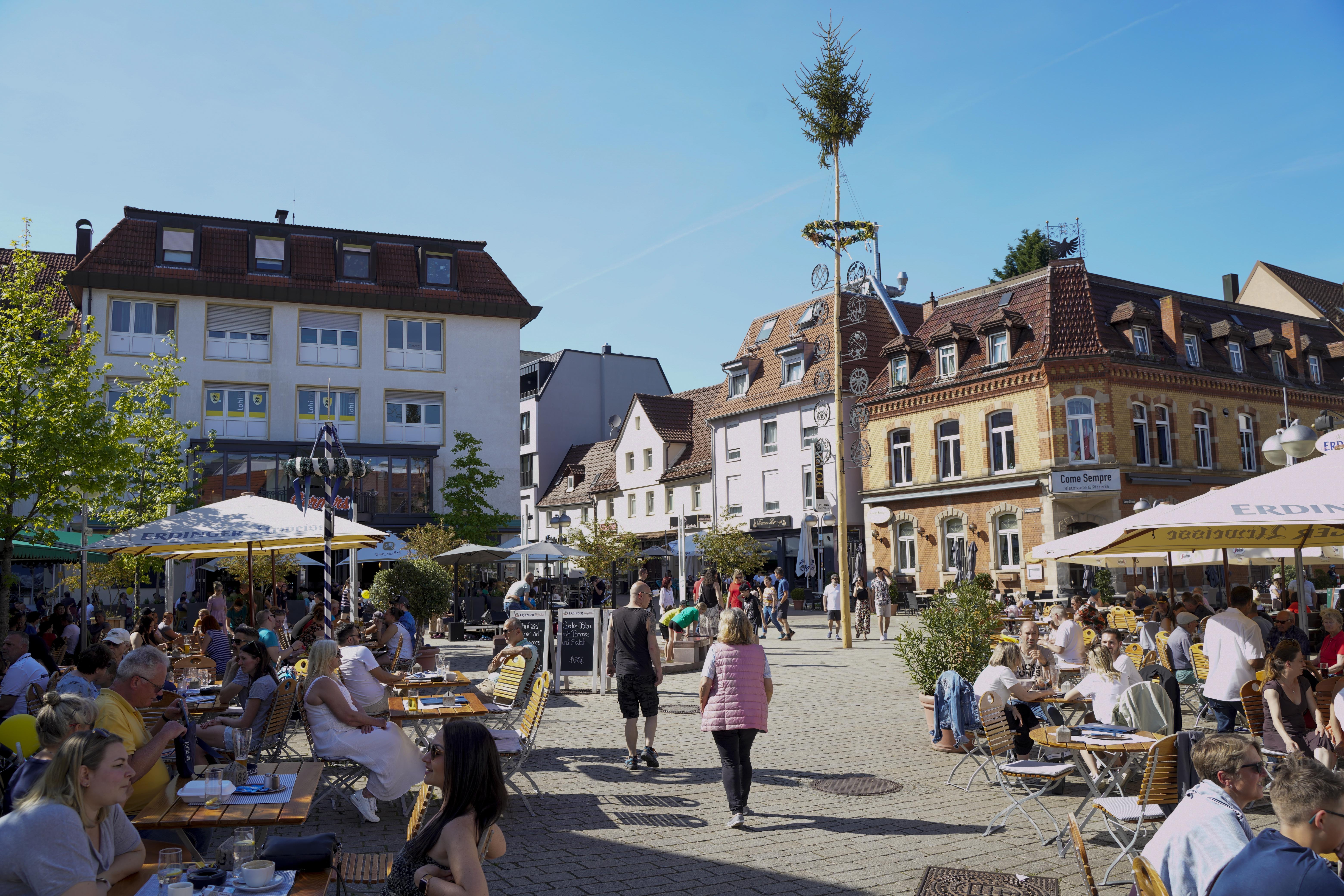 Jede Menge los war am verkaufsoffenen Sonntag in der Sindelfinger Innenstadt : Auf dem Wettbachplatz war kaum einmal ein freier Tisch zu finden.  Bild: Dettenmeyer