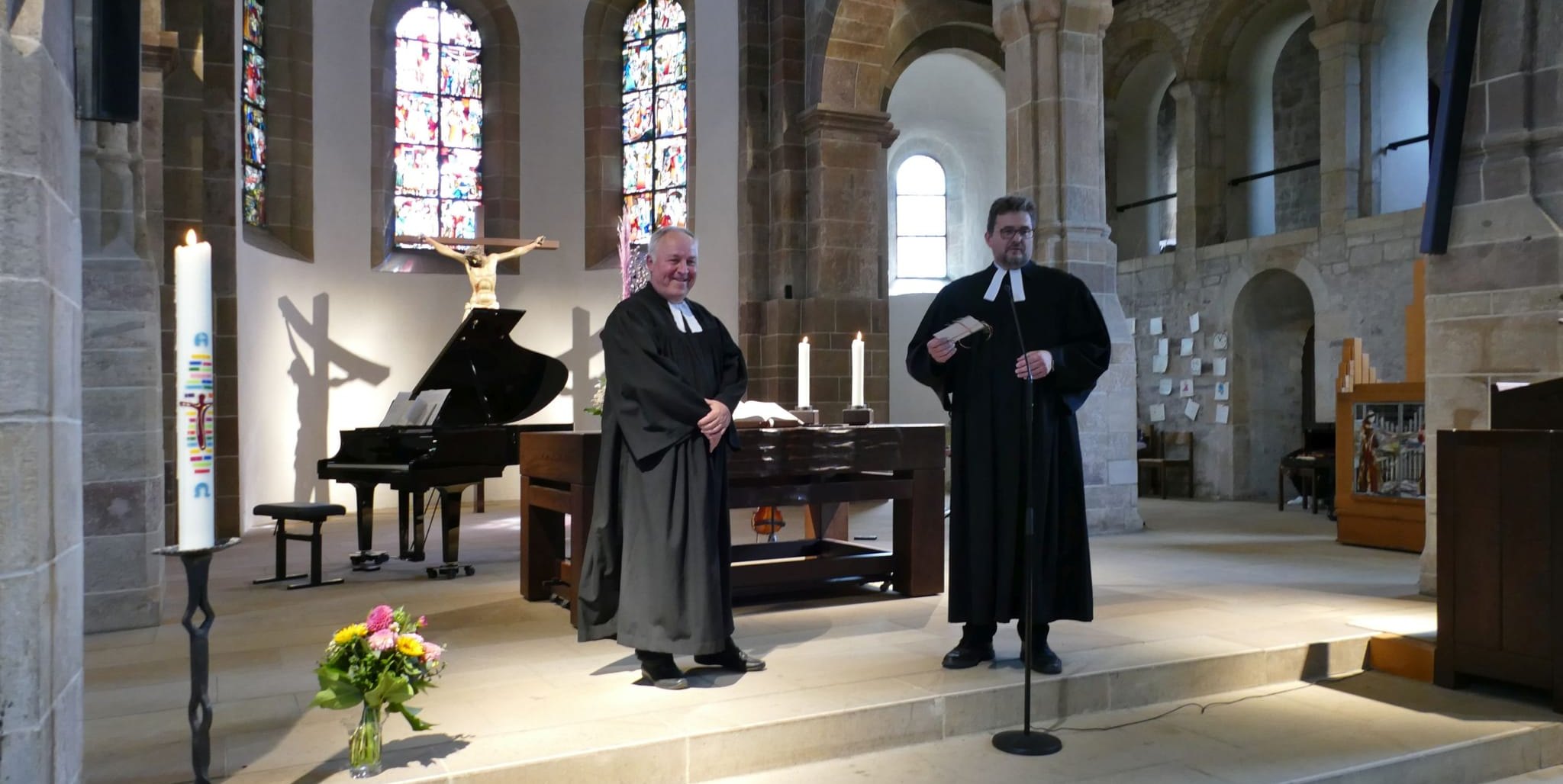 Pfarrer Jens Junginger wird von Dekan Markus Frasch von seinem Amt entpflichtet.