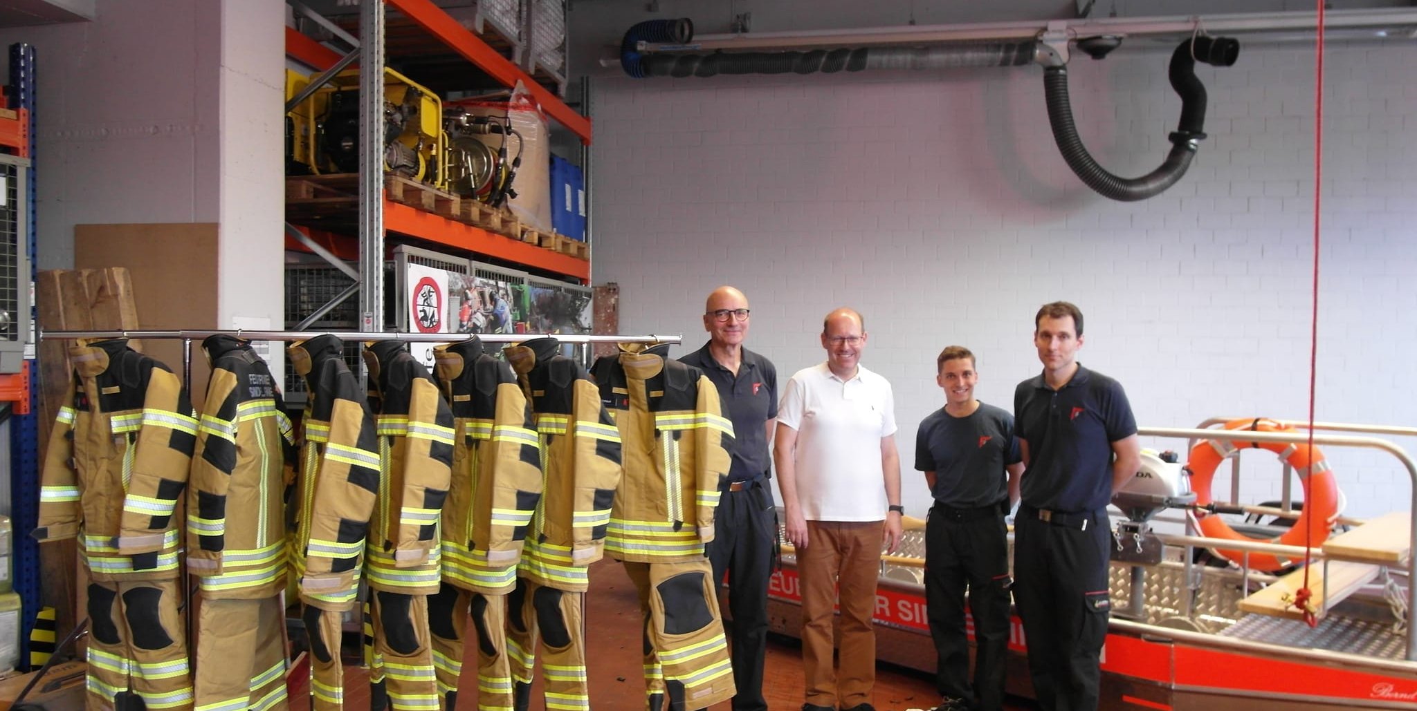 Die neue Einsatzkleidung und das Flachwasserschubboot wurden bei einer Feier in der Feuerwache mit Rainer Just (Kommandant der  Gesamtfeuerwehrwehr), Oberbürgermeister Dr. Bernd Vöhringer, Christopher Müller (Technikteam der Feuerwehr) und Sebastian Schenk (stellvertretender Kommandant und Technik-Chef der Sindelfinger Gesamtfeuerwehr / von links) übergeben.