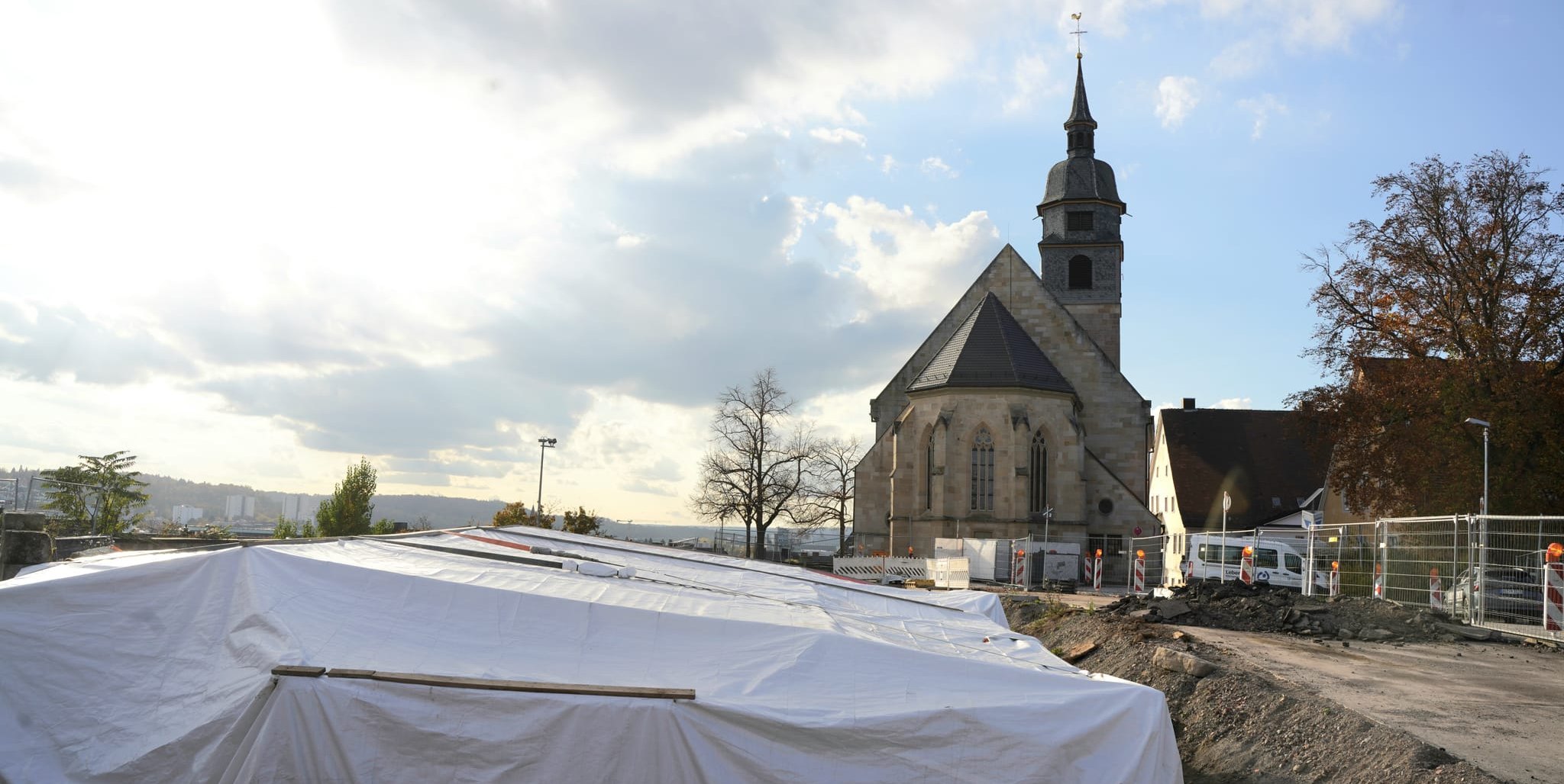 Das Grabungsgelände muss jetzt winterfest gemacht werden: Eine Plane schützt den Gewölbekeller vor eindringender Feuchtigkeit.