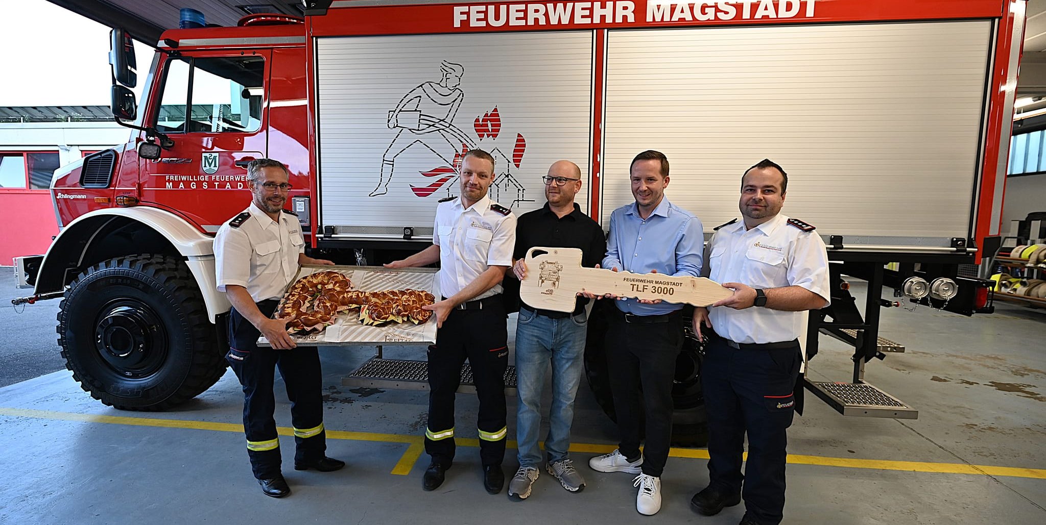 Schlüsselübergabe bei der Magstadter Feuerwehr für den neuen Unimog. Den echten Fahrzeugschlüssel hatte da der Kommanant schon in der Tasche. Von links: die beiden stellvertretenden Kommandanten Steffen Breitmeyer und Daniel Vögele, Verkaufsberater Fabian Thomas von der Lieferfirma Knoblauch (Immendingen), Bürgermeister Florian Glock und Kommandant Marco Gund.  Bild: Reichert