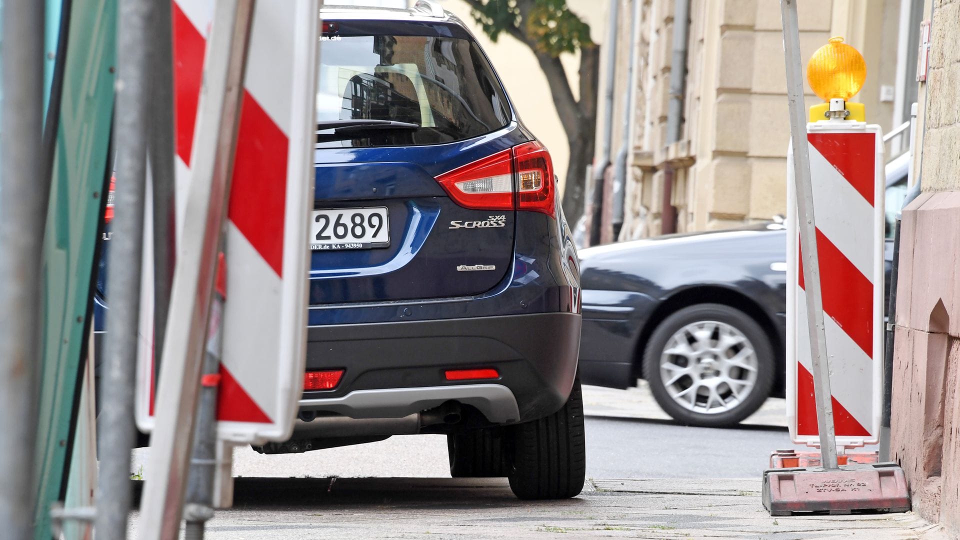 Im Südwesten wird in vielen größeren Städten aus Sicht der Umwelthilfe ein Auge zugedrückt, wenn Autofahrer rechtswidrig auf Bürgersteigen parken.