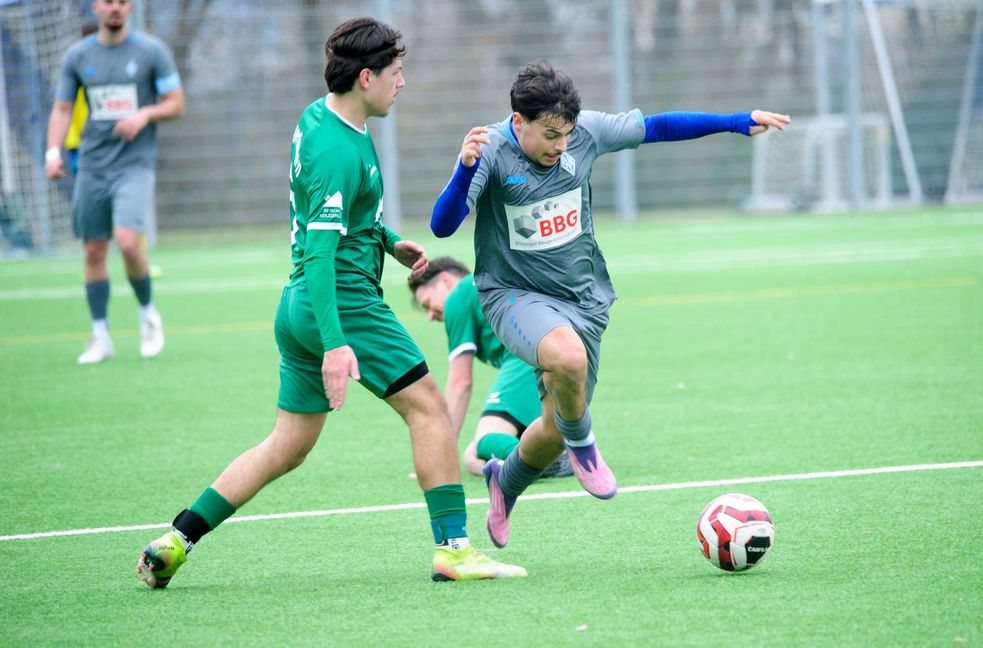 Böblingens Taha Özden (rechts am Ball) im Zweikampf mit Holzgerlingens Gabriel Gadze.
