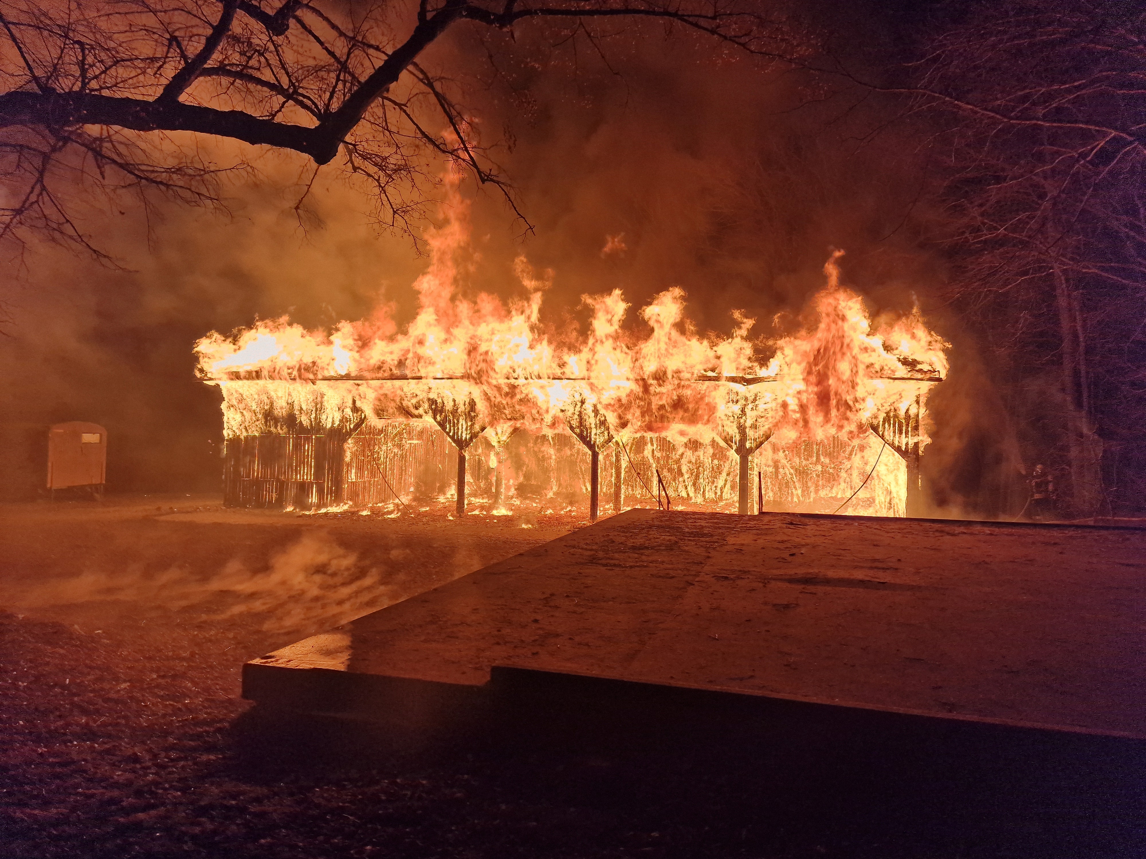 Die Blockhütte in Flammen.