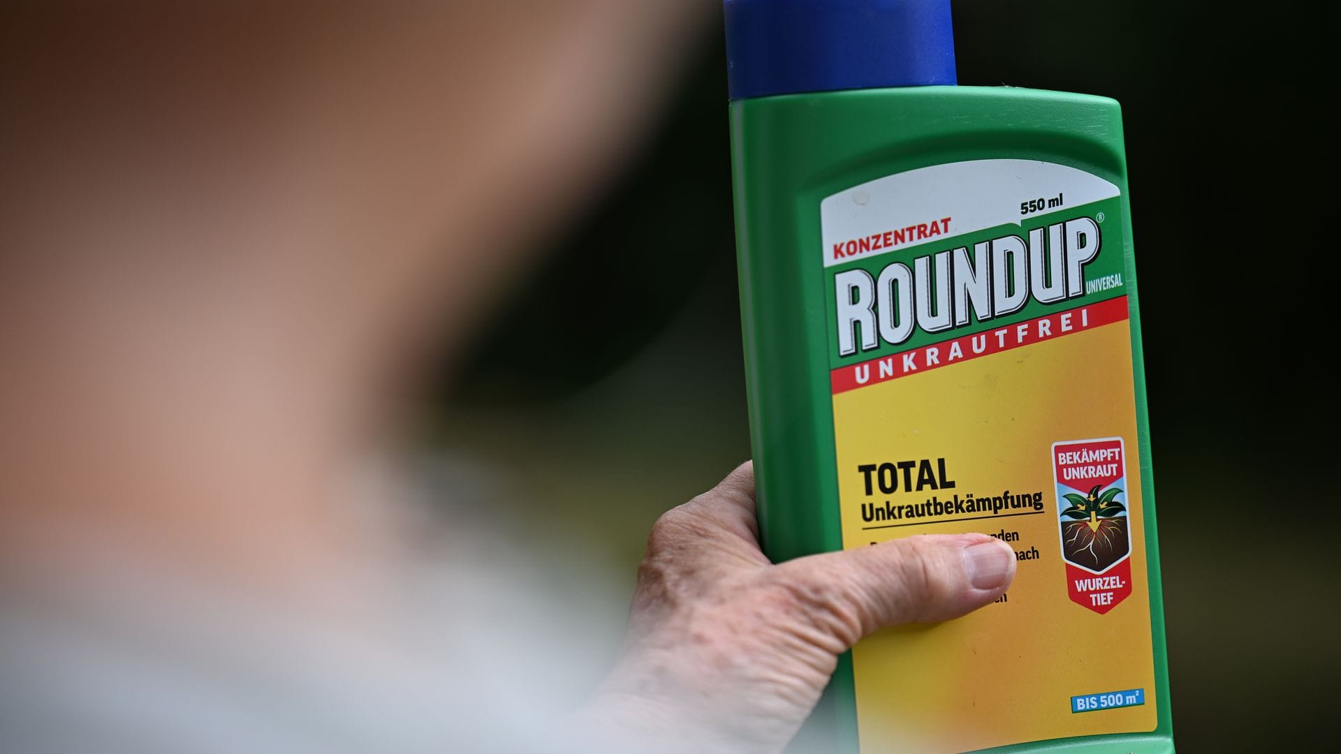 Eine Flasche des Unkrautvernichters Roundup mit dem Wirkstoff Glyphosat. (Archivbild)