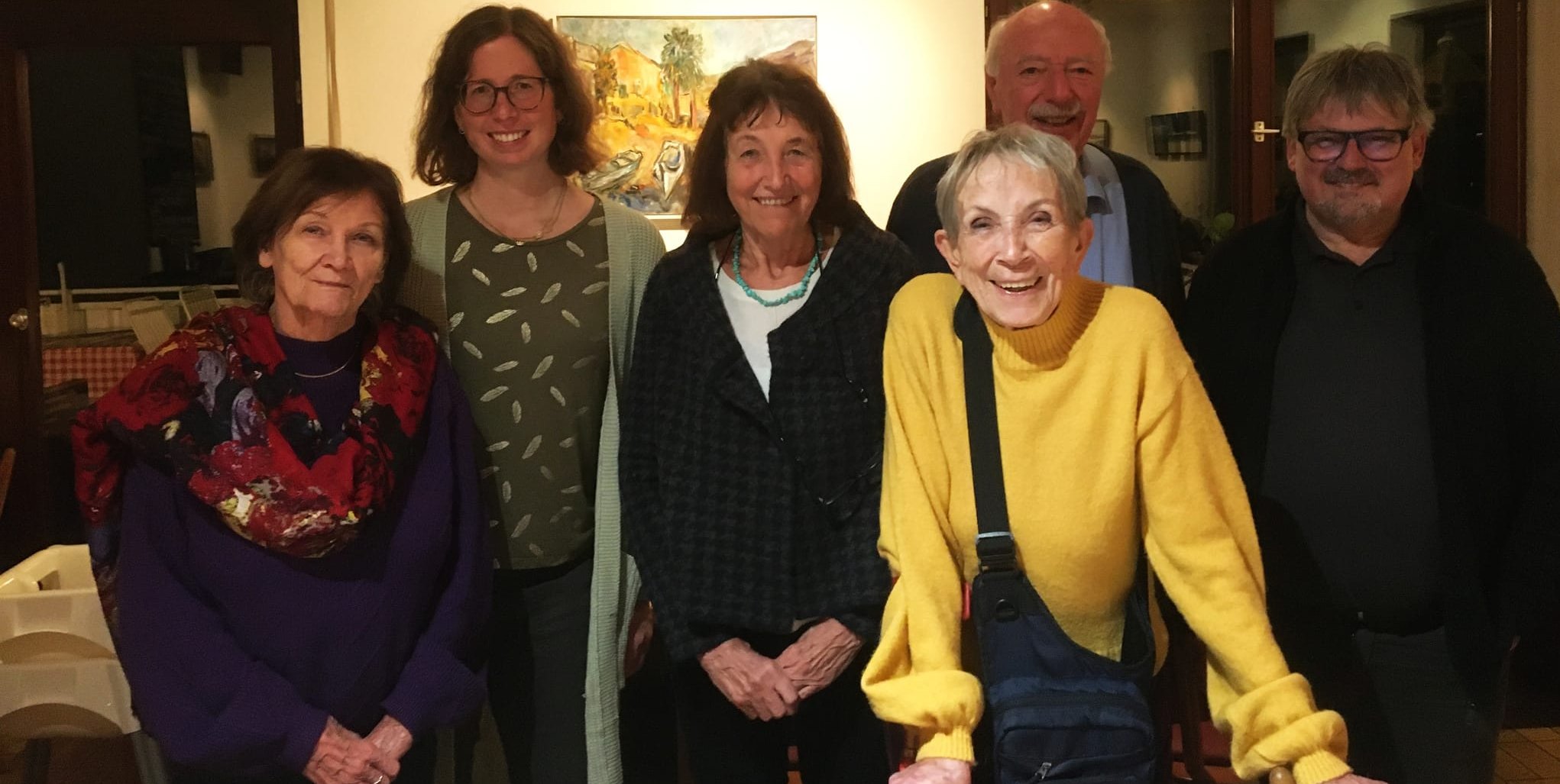 Joachim Kupke (rechts) mit (von links) Ute Wennberg, Eva Tillmann, Lore Lutz, Karin Pröschild und Manfred Wiese von seinem jetzt 50 Jahre alten VHS-Malkurs im Herbst 2023 bei einer Gruppenausstellung im Heahrhäusle von Gärtringen.