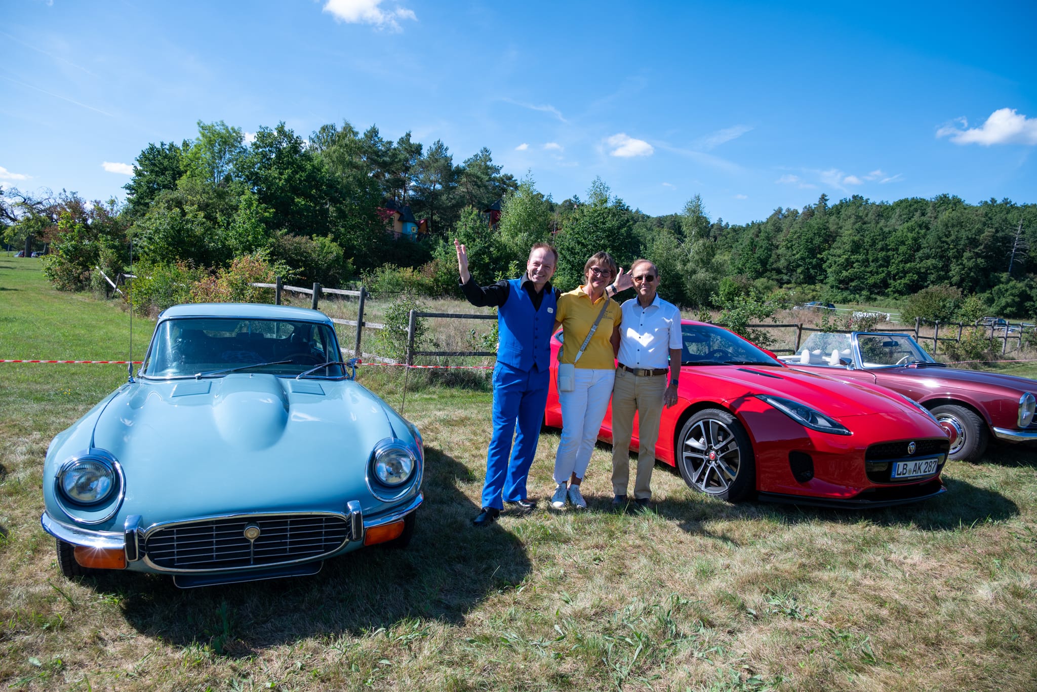 Von links: Zauberkünstler Timo Marc, Elke Sattler (stellvertretende Vorsitzende von F.u.n.k.) und Initiator der Classic Days Hans-Martin Schempp freuten sich über das große Interesse. Die Autos: Jaguar E-Type, Jaguar F-Type und Mercedes-Benz „Pagode“.Bild: Nüßle