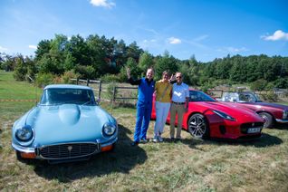 Von links: Zauberkünstler Timo Marc, Elke Sattler (stellvertretende Vorsitzende von F.u.n.k.) und Initiator der Classic Days Hans-Martin Schempp freuten sich über das große Interesse. Die Autos: Jaguar E-Type, Jaguar F-Type und Mercedes-Benz „Pagode“.Bild: Nüßle