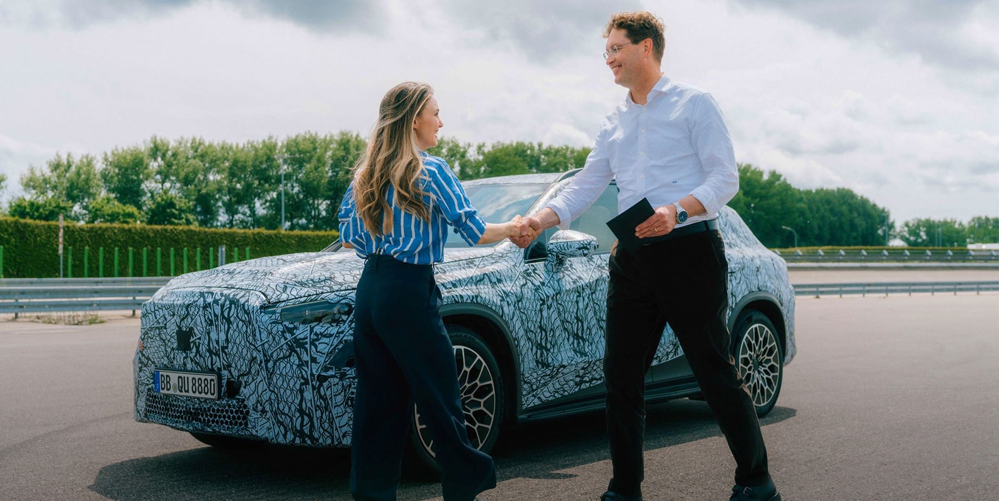 Ola Källenius trifft sich mit der Moderatorin Sarah Harman, um weitere interessante Details des kommenden elektrischen GLC zu enthüllen.
