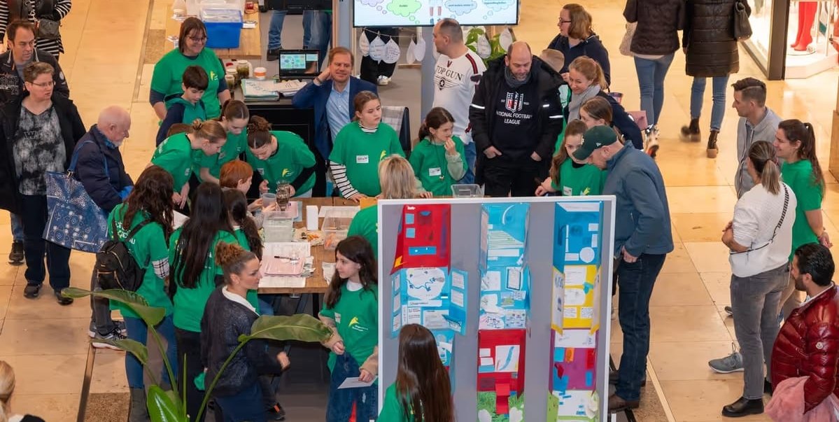 Schüler zeigen bei der Schlau-Schau im Breuningerland Sindelfingen ihre Projekte – Besucher dürfen staunen, fragen und vieles selbst ausprobieren.	Bild: Nüßle/A