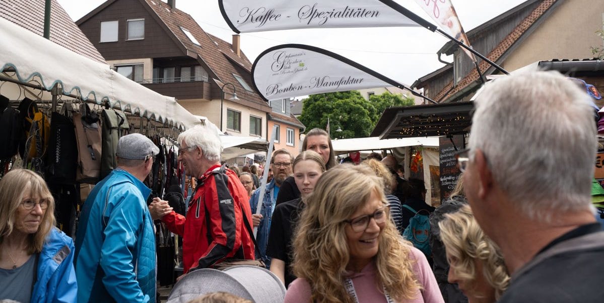 Volle Gassen beim Döffinger Vatertagsmarkt.