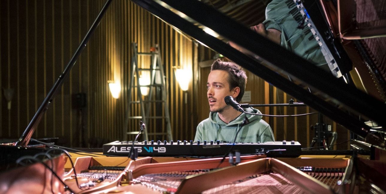 Pianist Lukas DeRungs kommt mit seinem Quintet nach Sindelfingen.