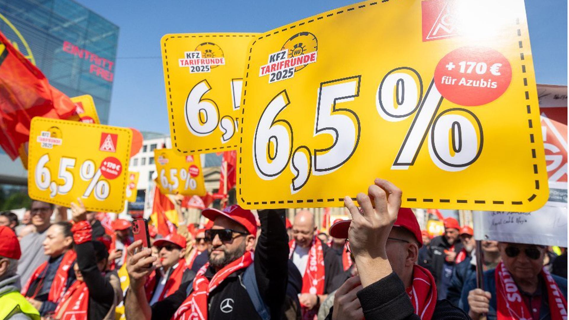Schon Mitte April kam es im Tarifkonflikt zu ersten Warnstreiks und einer zentralen Kundgebung auf dem Stuttgarter Schlossplatz.