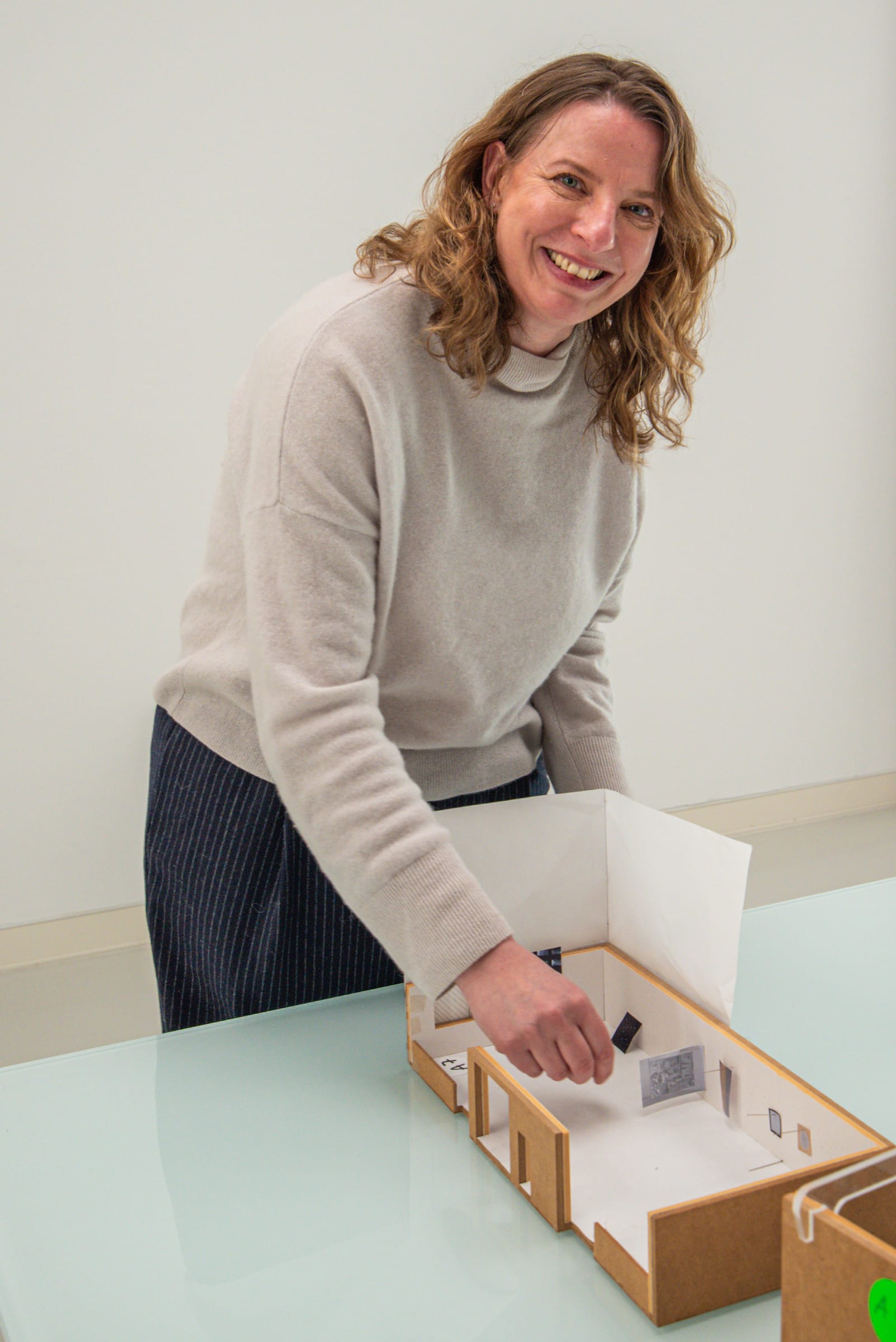 Museumsdirektorin Dr. Svenja Frank zeigt einen der ersten Schritte bei der Ausstellungsplanung am Modell.