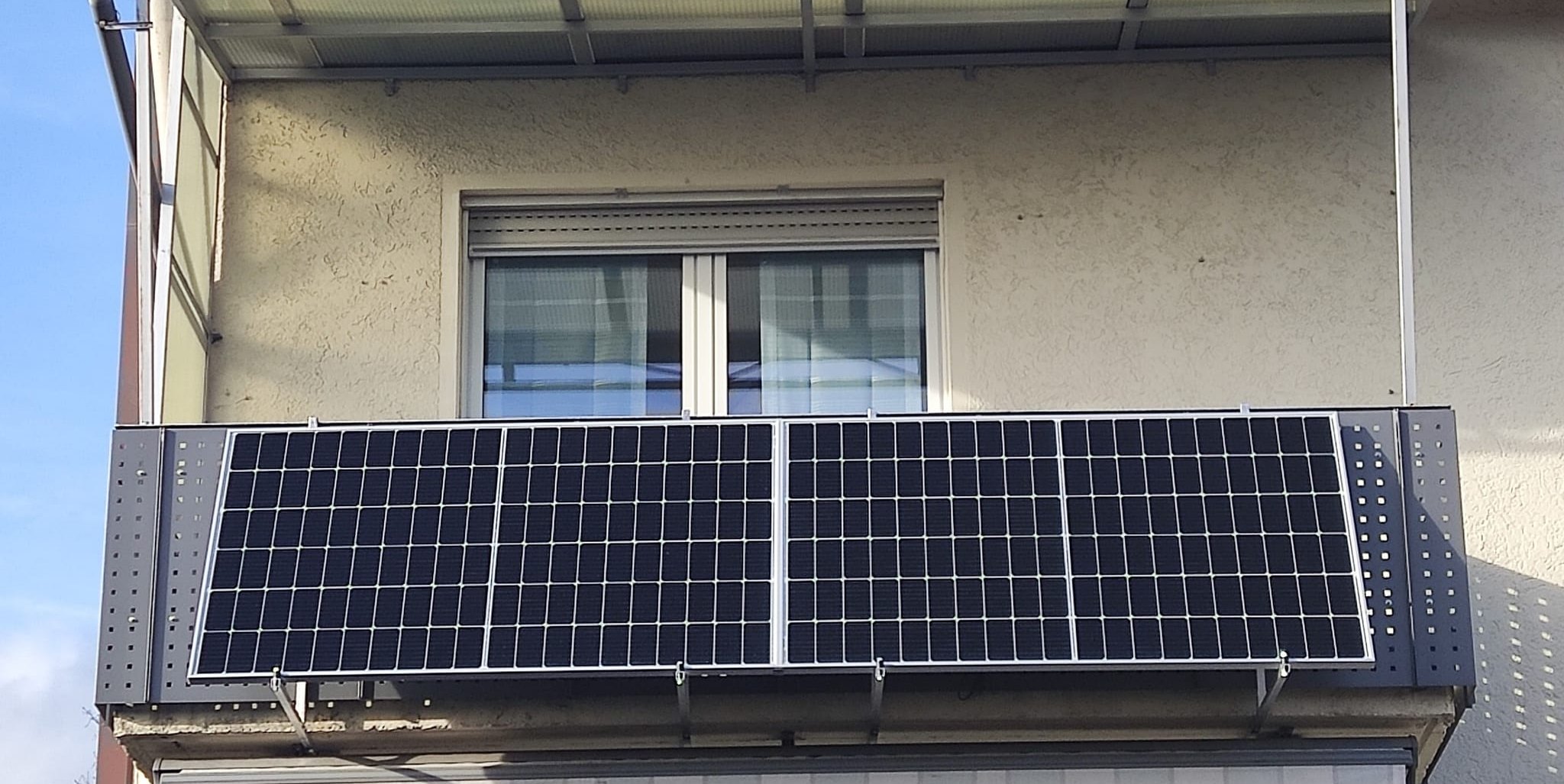 Früher Solarstrom, danach Photovoltaik, heute Balkonkraftwerk.