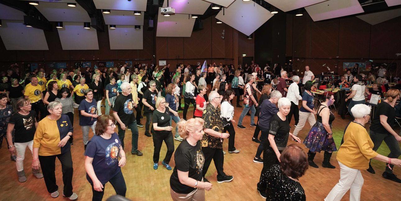 270 Tänzer und Tänzerinnen sind bei der Party im Maichinger Bürgerhaus dabei. Bild: Dettenmeyer