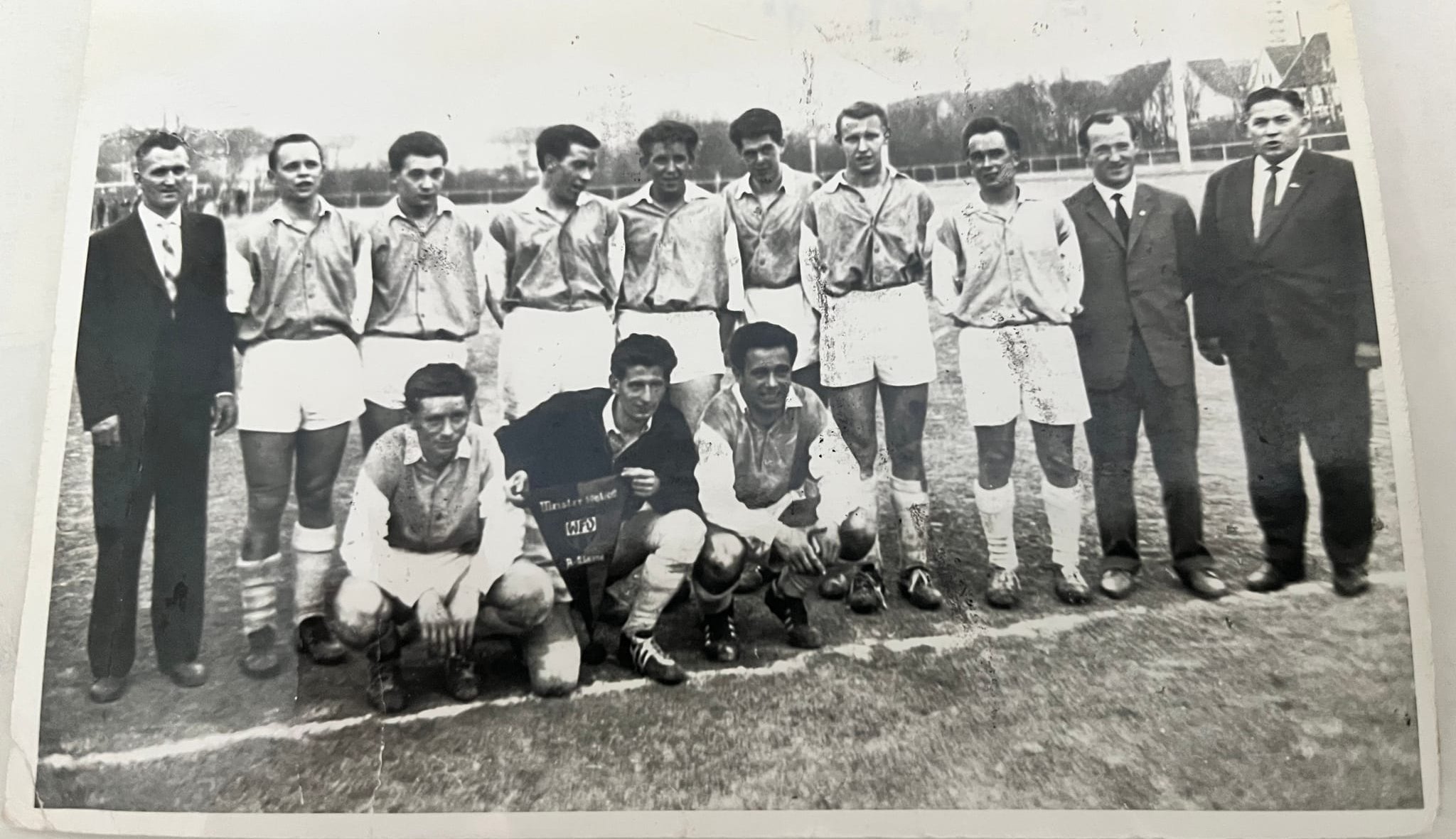 Erschöpft, aber glücklich: Die Aufsteiger des GSV Maichingen nach dem Spiel gegen den TV Gülstein 1962.