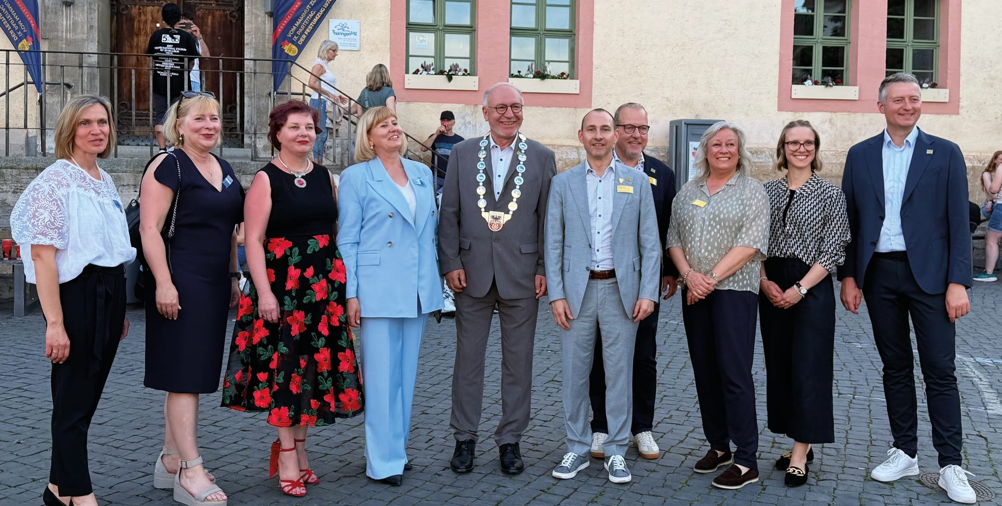 Böblingens Oberbürgermeister dr. Stefan Belz (Fünfter von rechts) neben Sömmerdas Rathaus-Chef Ralf Hauboldt (mit Amtskette um den Hals).z