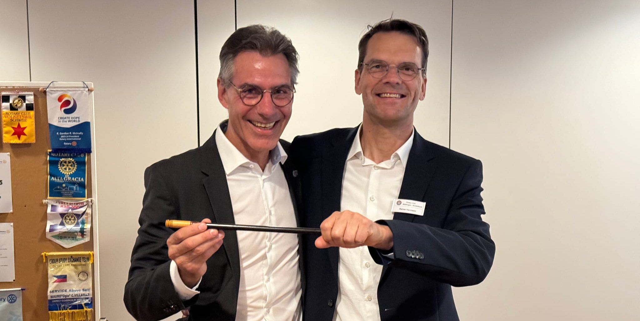 Rainer Harmsen (rechts) ist der neue Präsident des Rotary Clubs Böblingen-Schönbuch. Er folgt auf Marc Kaefer (links).