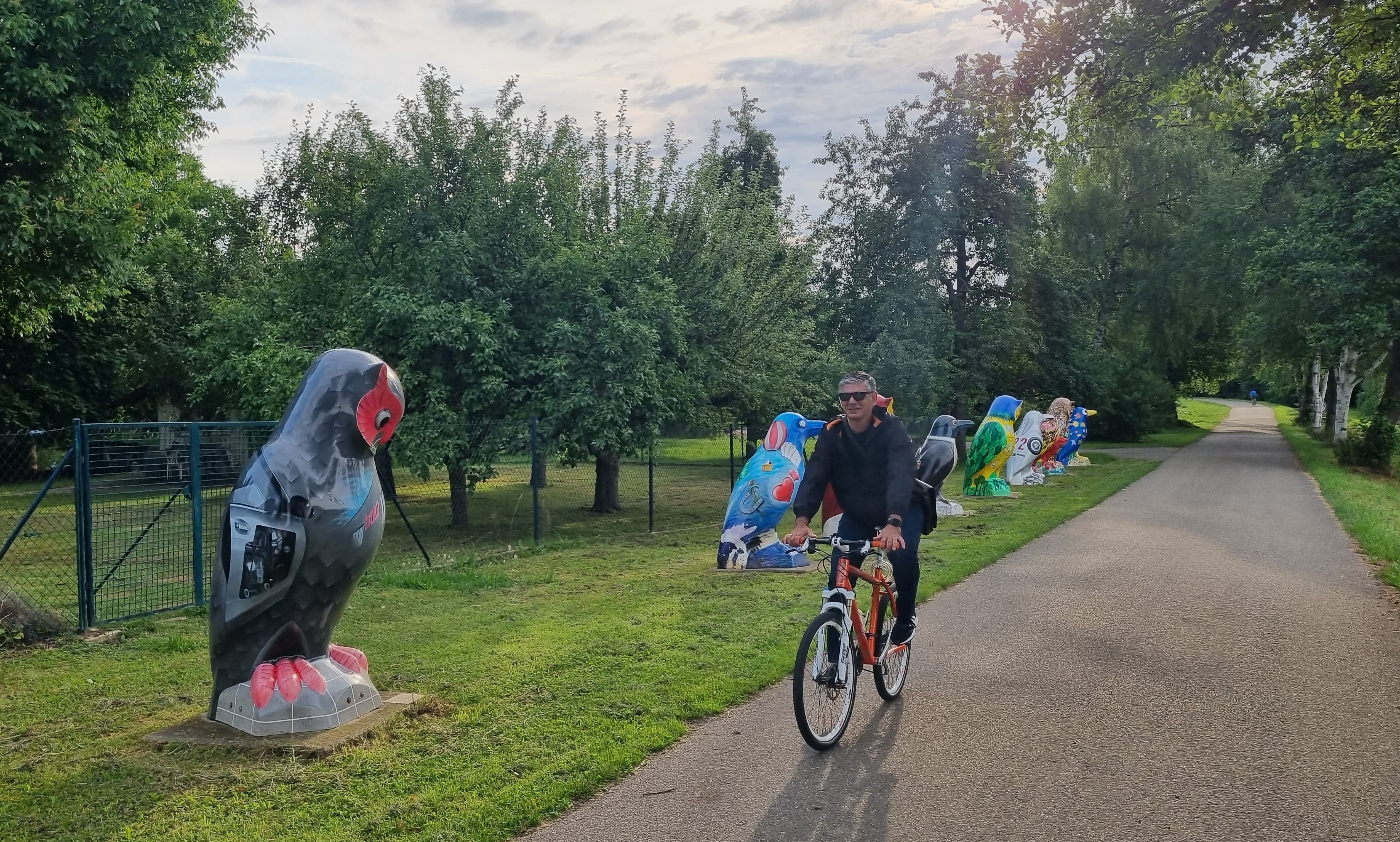 Ungewohntes Bild: Holzgerlingens Bürgermeister Ioannis Delakos auf dem Fahrrad . Um für das "Stadtradeln" fleißig Kilometer zu sammeln , will auch er in den kommenden Aktionswochen kräftig in die Pedale treten. Bild: Hamann