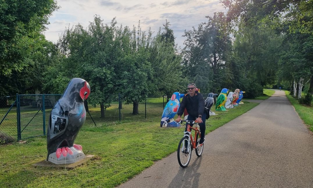 Ungewohntes Bild: Holzgerlingens Bürgermeister Ioannis Delakos auf dem Fahrrad . Um für das "Stadtradeln" fleißig Kilometer zu sammeln , will auch er in den kommenden Aktionswochen kräftig in die Pedale treten. Bild: Hamann