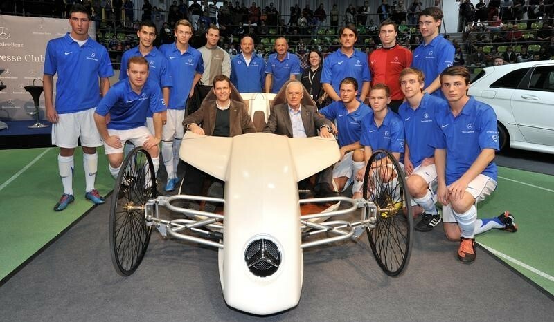 Oliver Bierhoff und Franz Beckenbauer im Glaspalast ausnahmsweise im Cockpit.      Bild: GES-Sportfoto Gilliar
