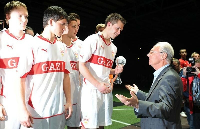 Franz Beckenbauer übernimmt die Siegerehrung. Auf dem Bild ist die Mannschaft des VfB Stuttgart. Das Turnier gewann damals der SC Freiburg.       Bild: GES-Sportfoto Gilliar