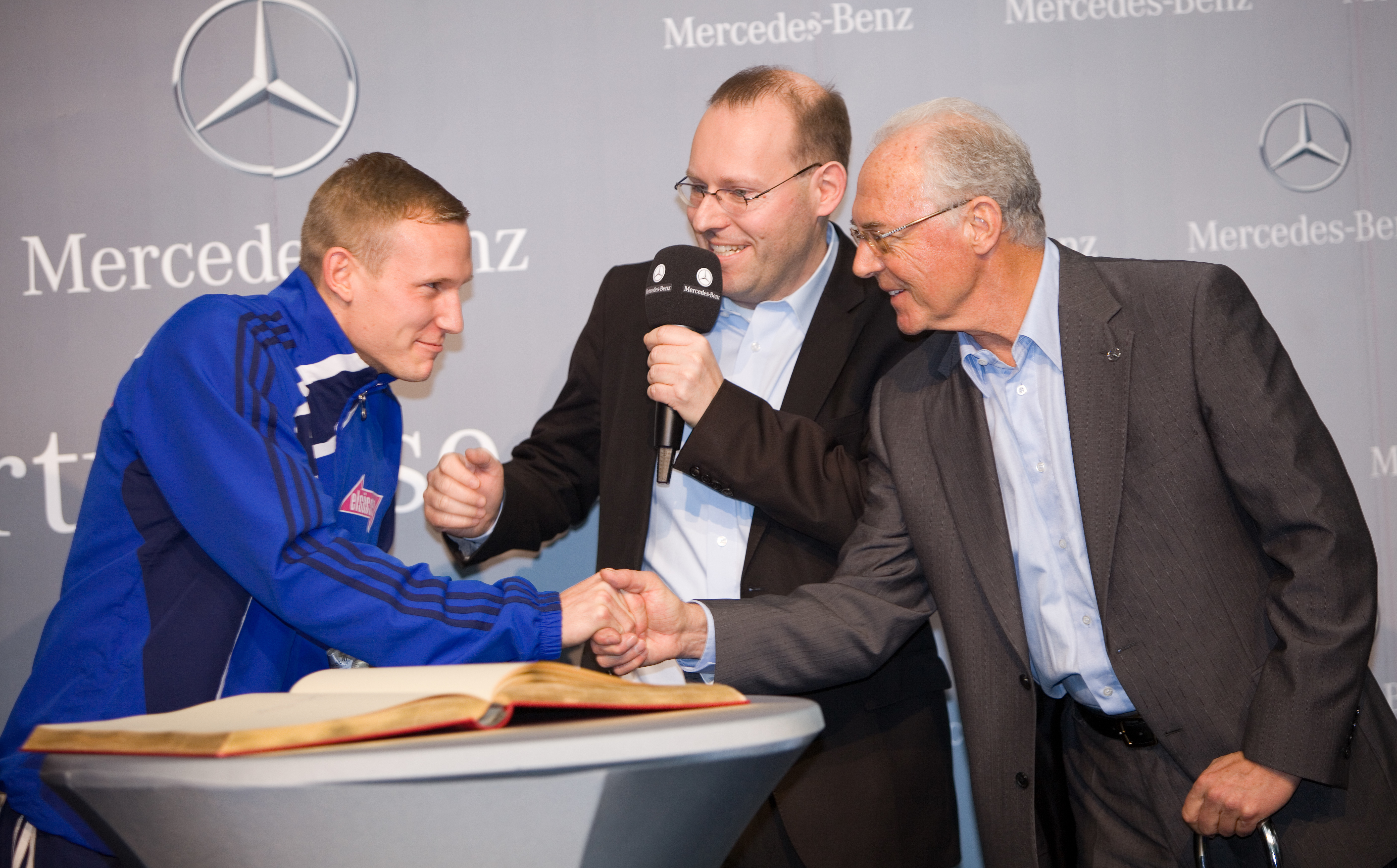 VfL-Kapitän Daniel Kniesel, Oberbürgermeister Dr. Bernd Vöhringer und Franz Beckenbauer vor dem Eintrag ins Goldene Buch.         Bild: Fotoknobi/A