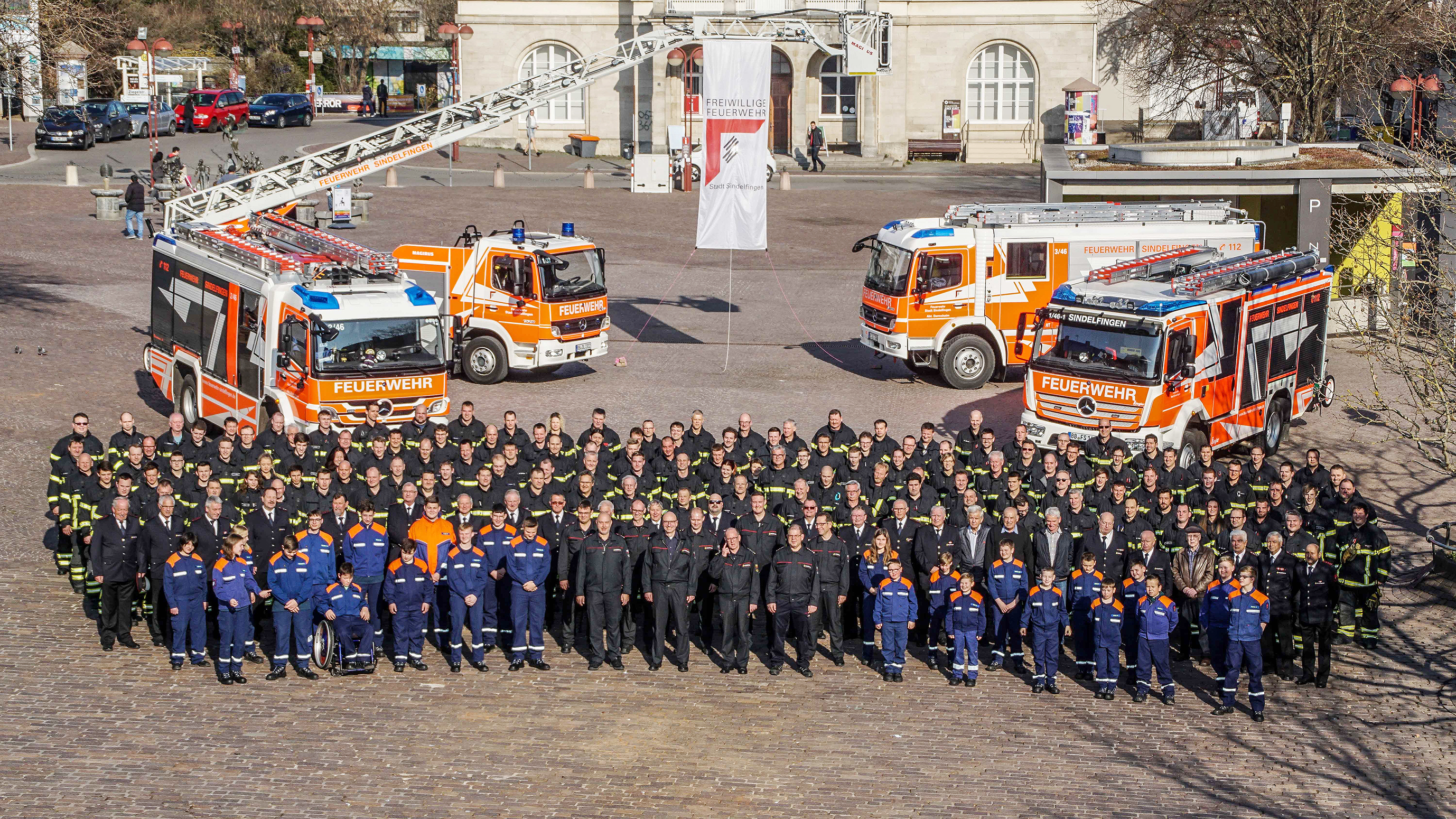 Stellvertretend für alle, die sogar an Heilig Abend zur Stelle sind, wenn man sie braucht: Die Mannschaft der Sindelfinger Feuerwehr.       Bild: z