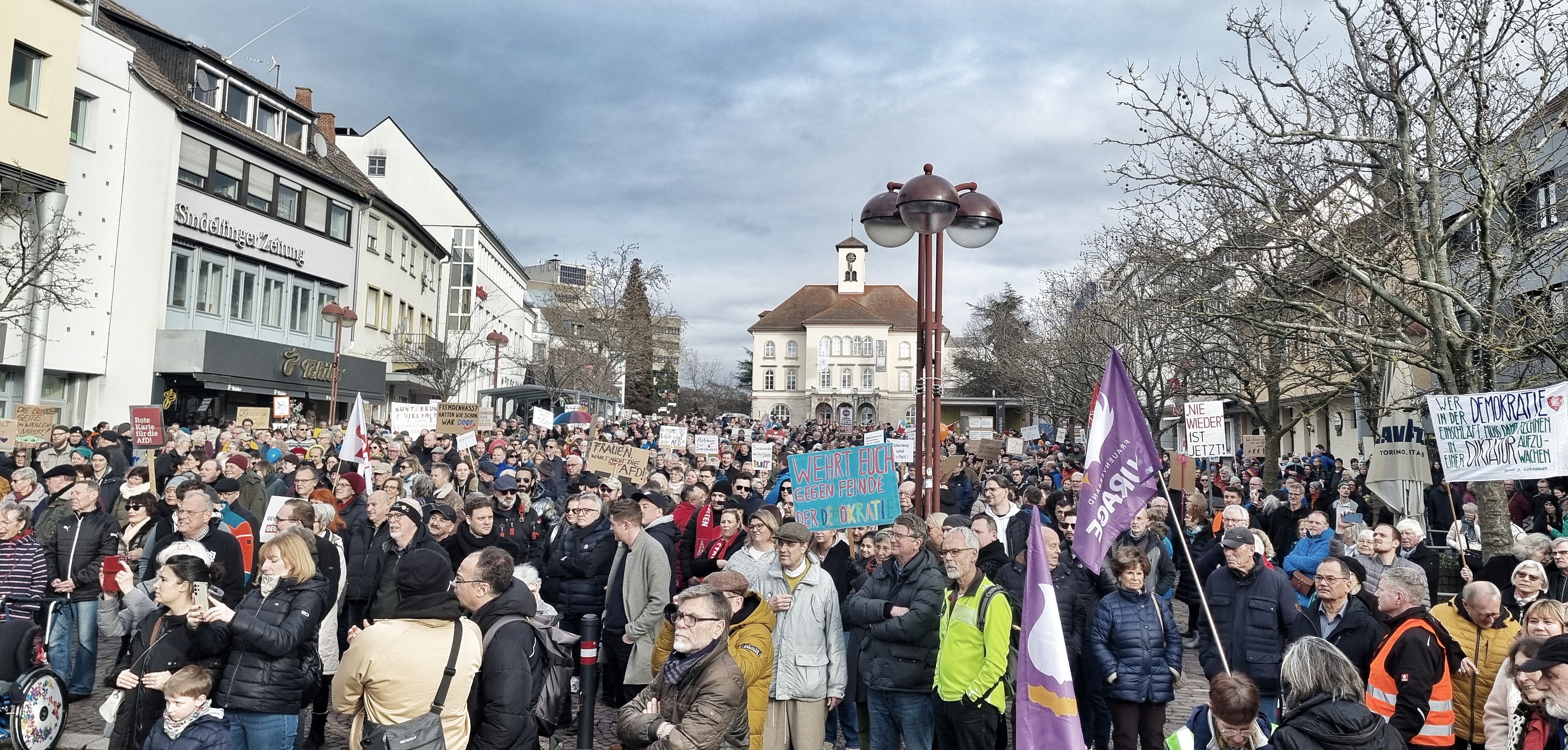 Rund 1000 Menschen kamen zur Kundgebung auf den Sindelfinger Marktplatz. Bild: Elbers